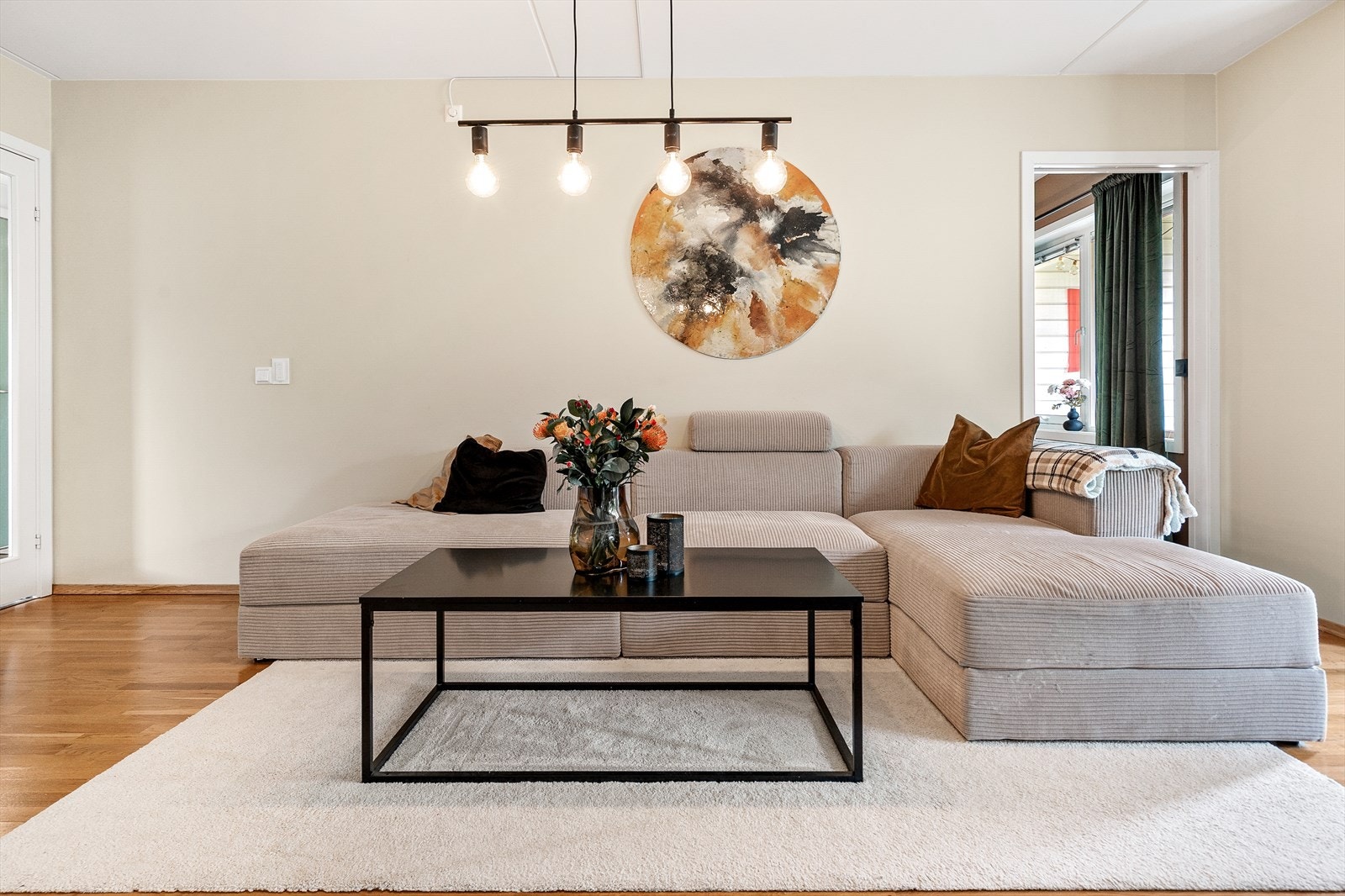 Her bor du moderne og komfortabelt med heisadkomst ned til garasjeplassen og opp til takterrassen. Galleribilde