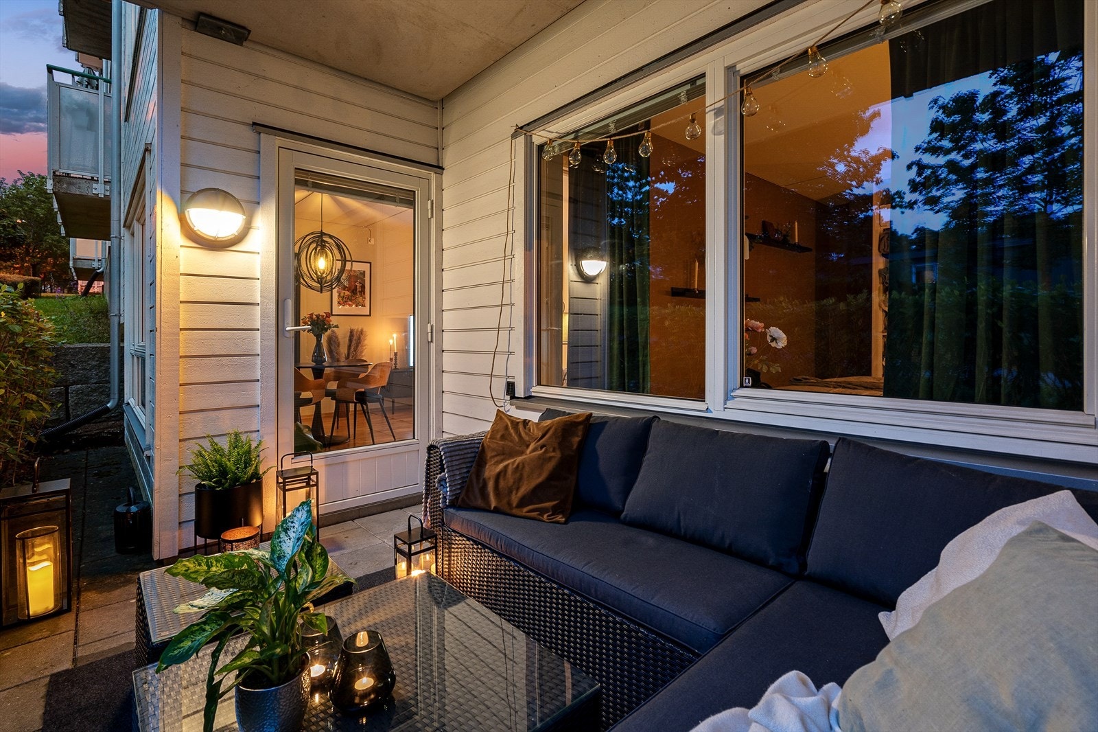 Dette er en moderne 3-roms leilighet med to fine uteplasser i bygg fra 2010. Galleribilde