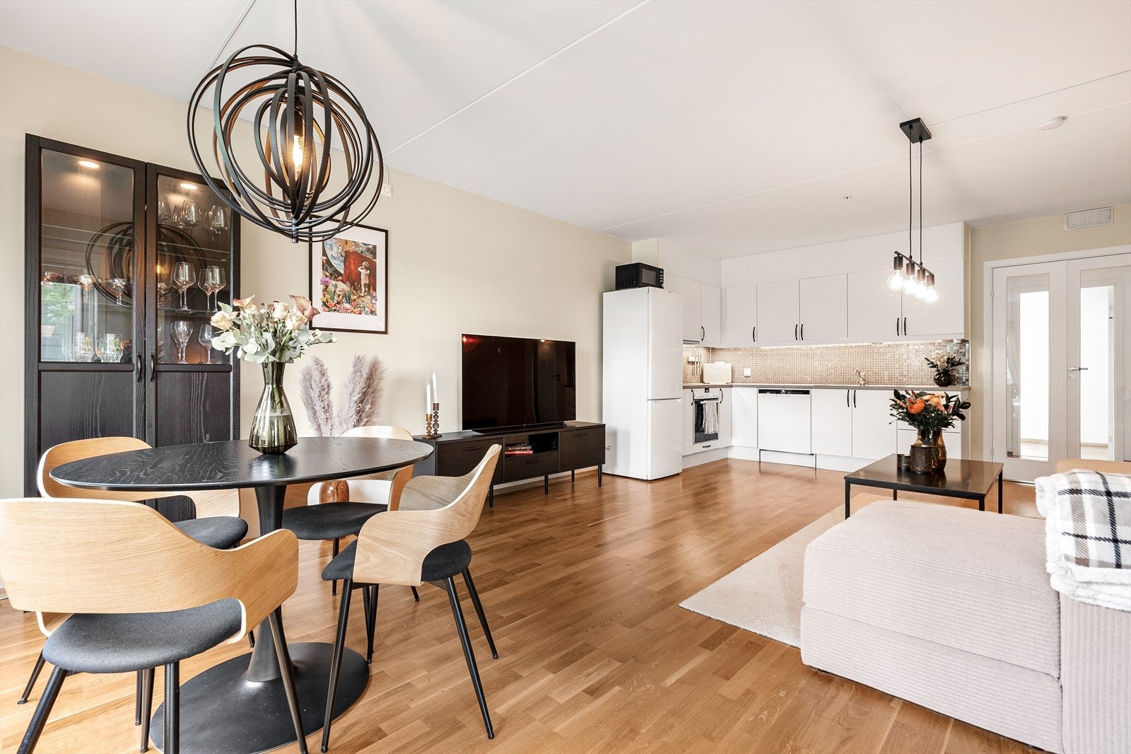 Stue og kjøkken i åpen løsning gir et sosialt oppholdsrom. Galleribilde