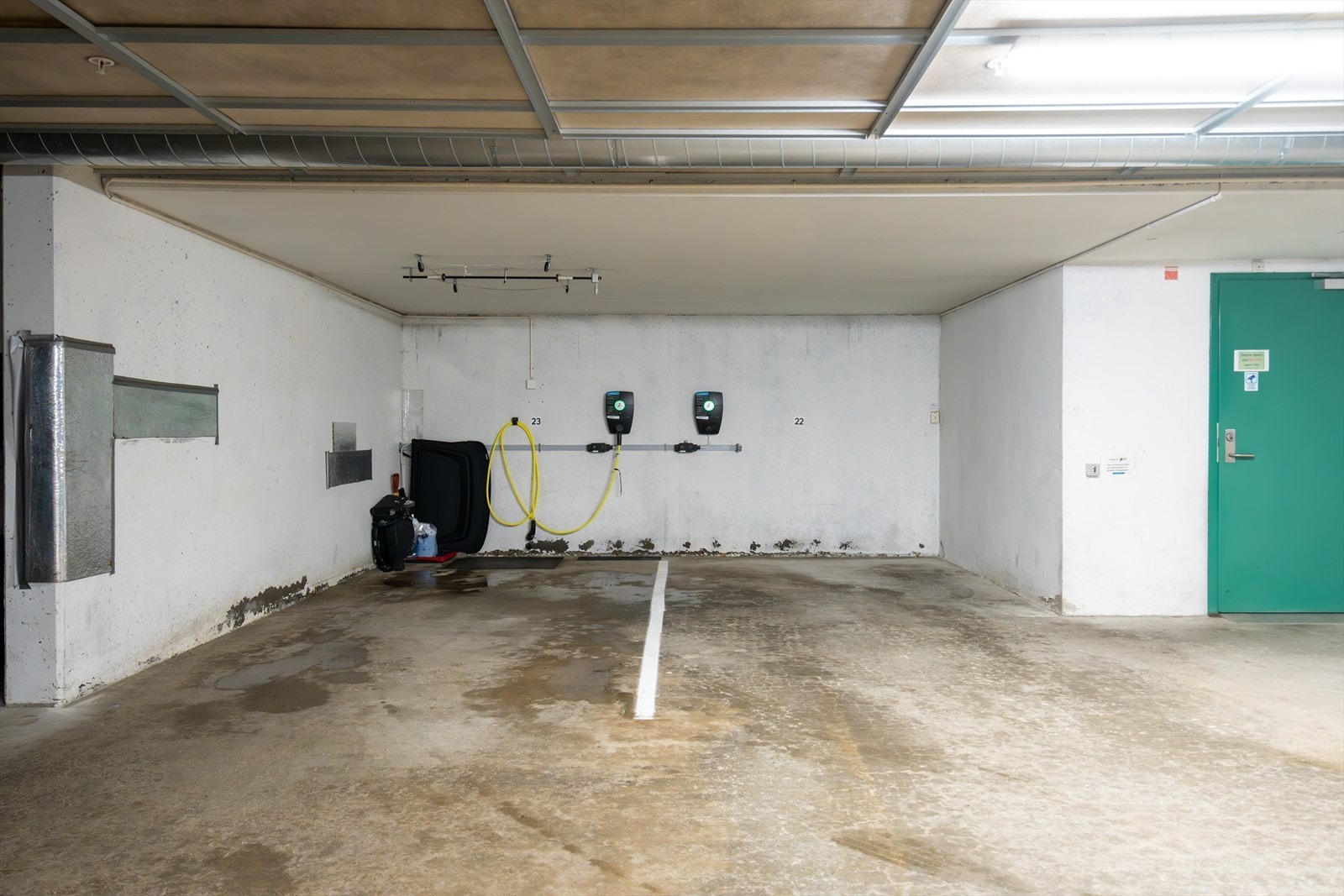 Garasjeplass nr. 22 medfølger. Parkeringsplassen har elbillader, og det er adkomst til den både via heis og trapperom. Galleribilde