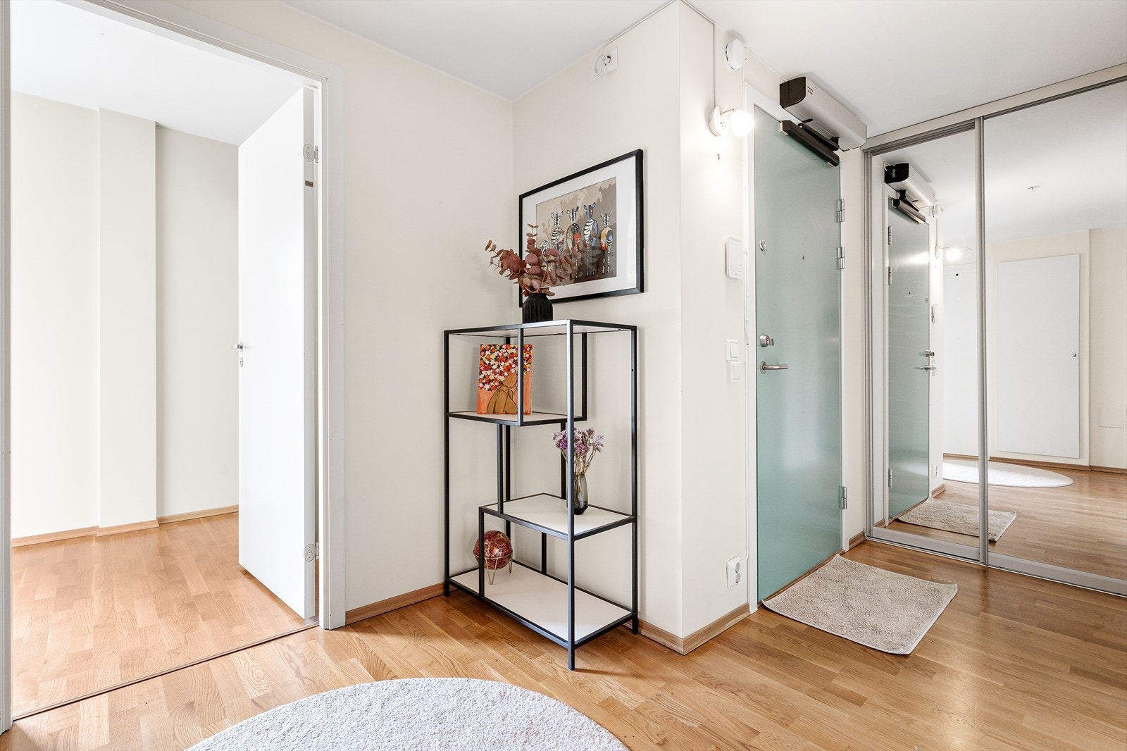 Velkommen inn! Dørcalling med kamera lar deg se hvem som ringer på, og både du og gjester kan henge fra dere yttertøy i skyvedørsgarderoben. Herfra er det også tilgang til en meget praktisk innvendig bod. Galleribilde