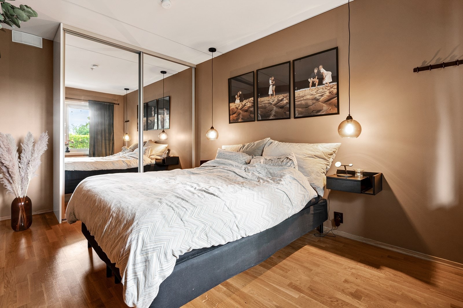 Hovedsoverommet er innredet med skyvedørsgarderobe med speilfronter. Galleribilde