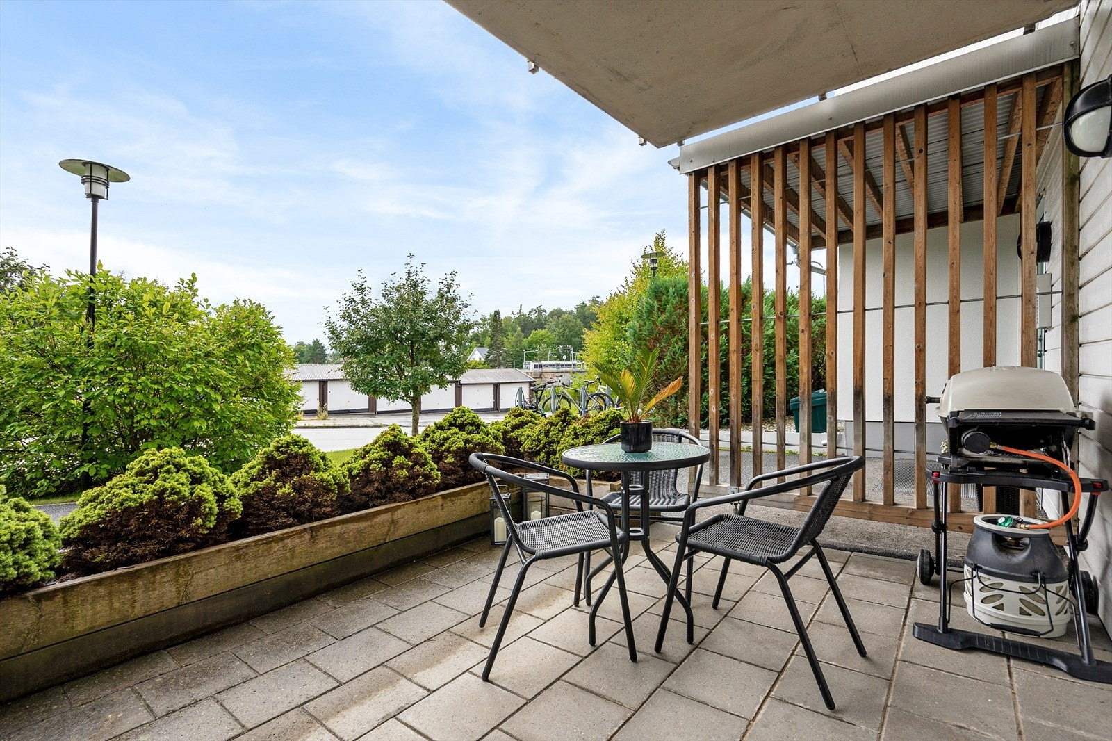 Hyggelig uteplass for varme sommerdager. Galleribilde