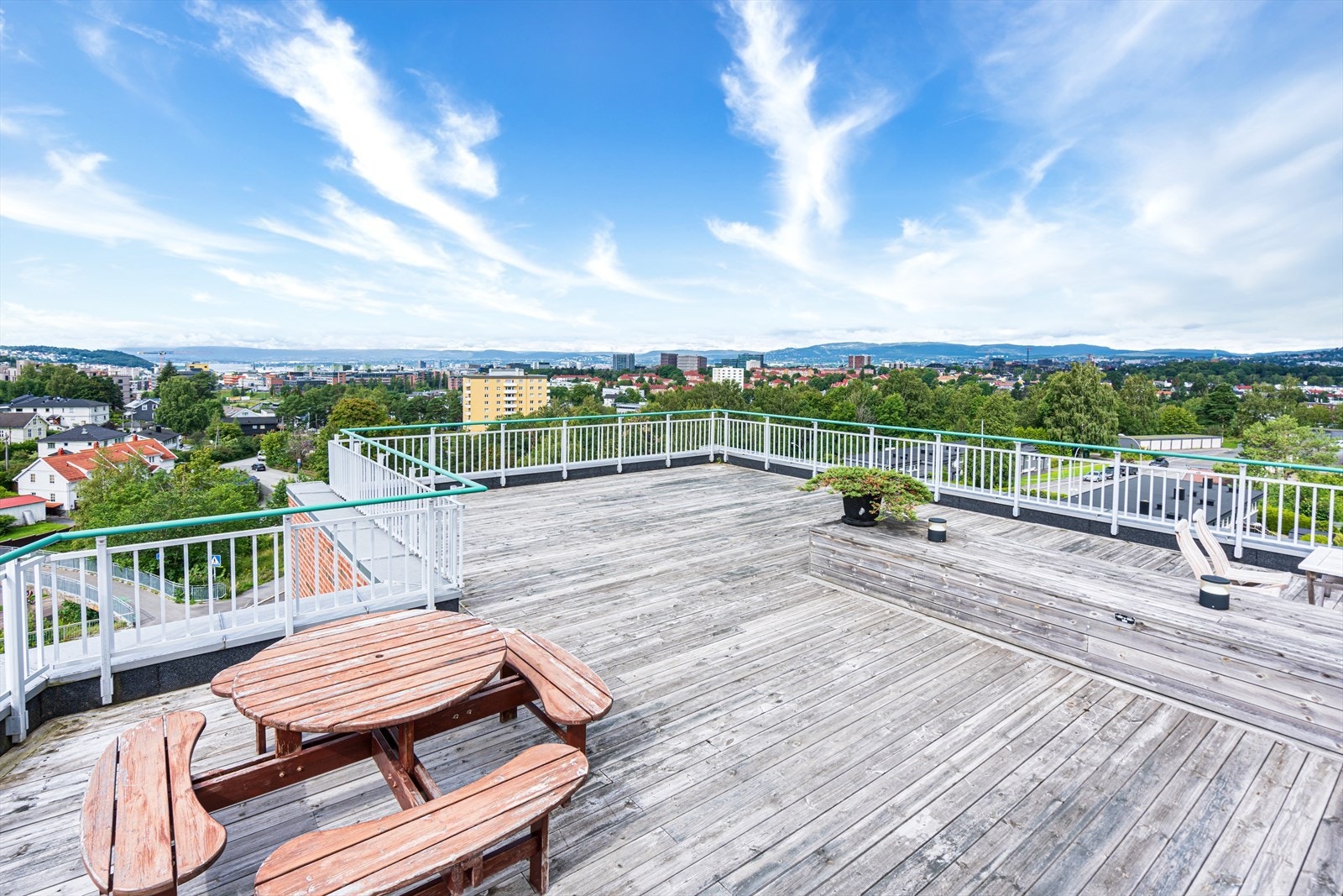 Takterrassen er utstyrt med sittegrupper som lar deg nyte fine sommerdager og herlig utsikt. Galleribilde