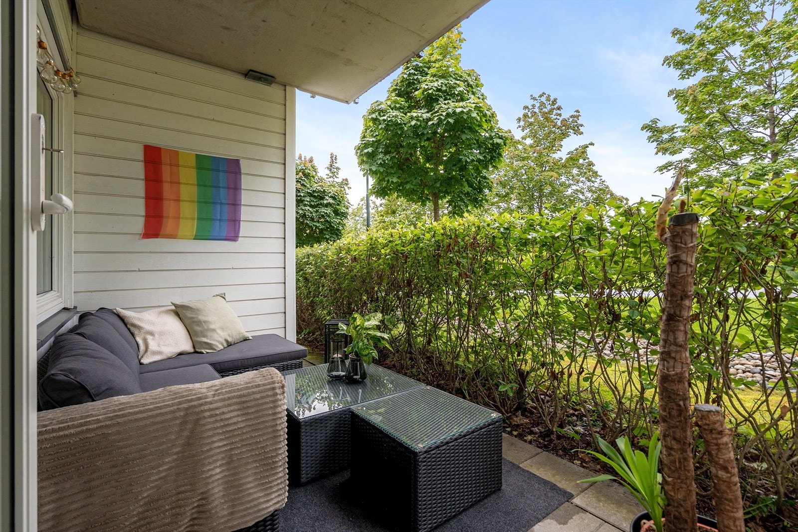 Fra stuen er det utgang til en koselig, skjermet uteplass med plass til utemøbler og grill. Galleribilde