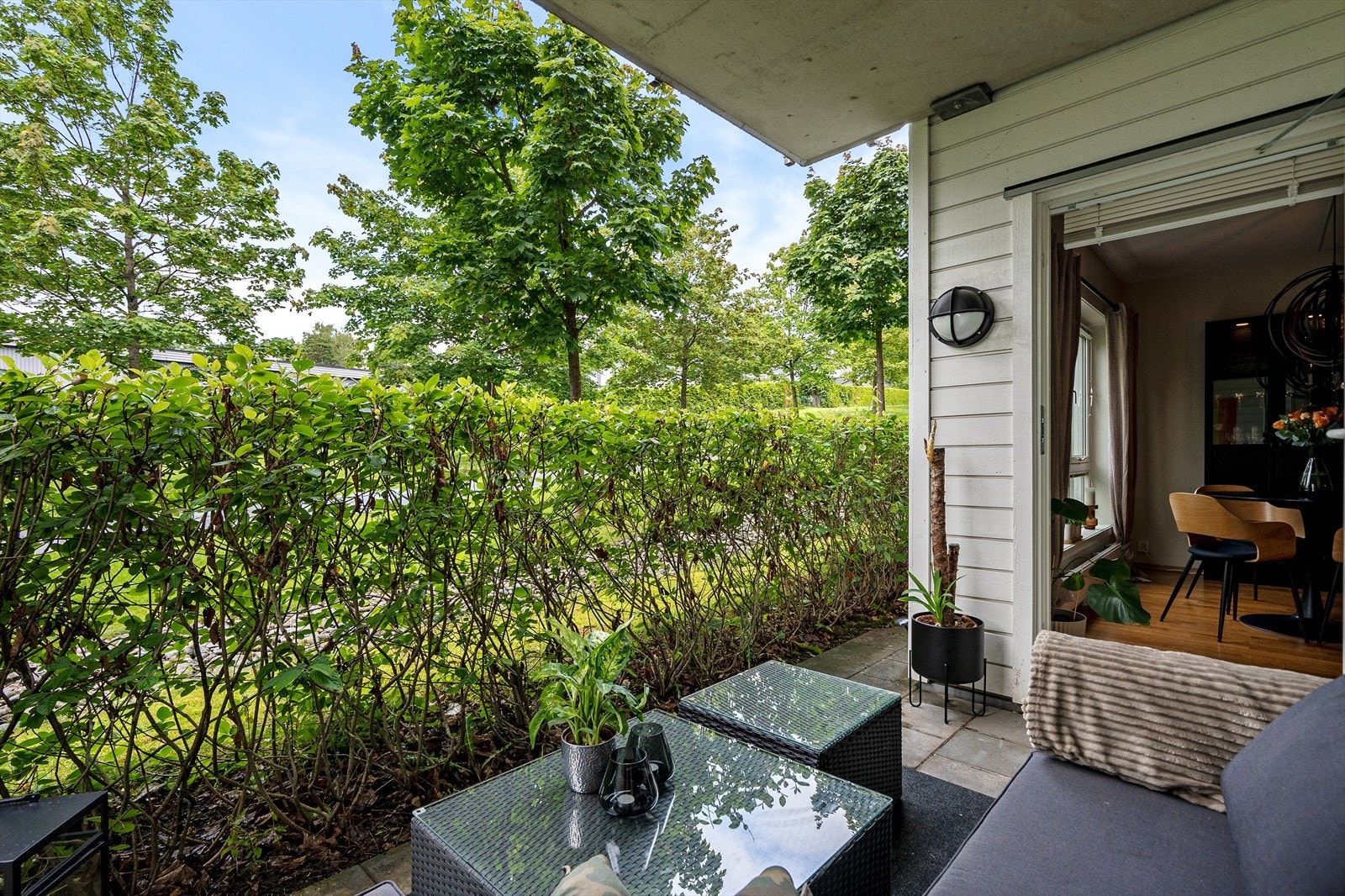 Hyggelig uteplass i frodige omgivelser. Galleribilde