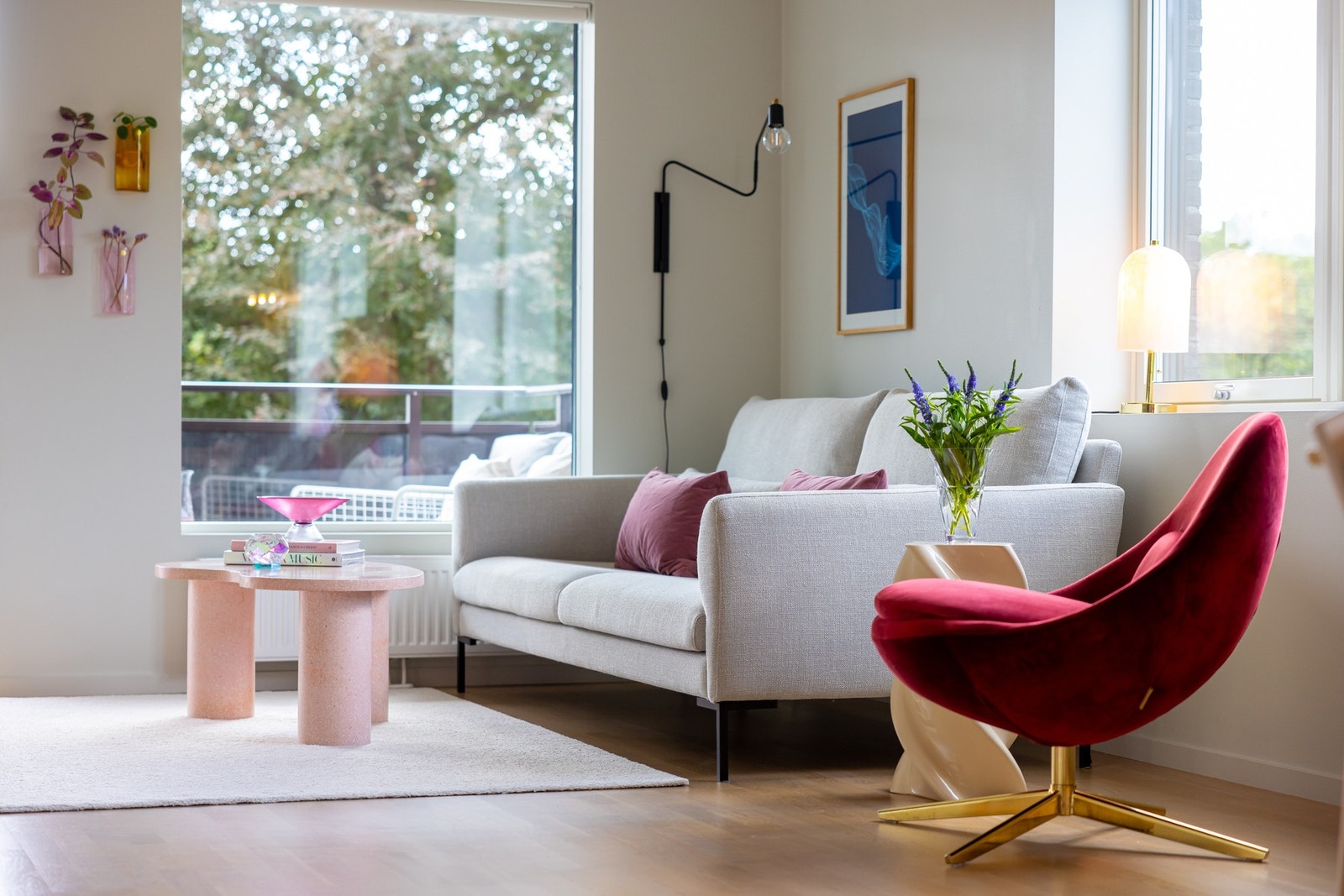 Med beliggenhet på enden får du en fantastisk vindusrekke som gir godt med lysinnslipp og en herlig romfølelse. Galleribilde