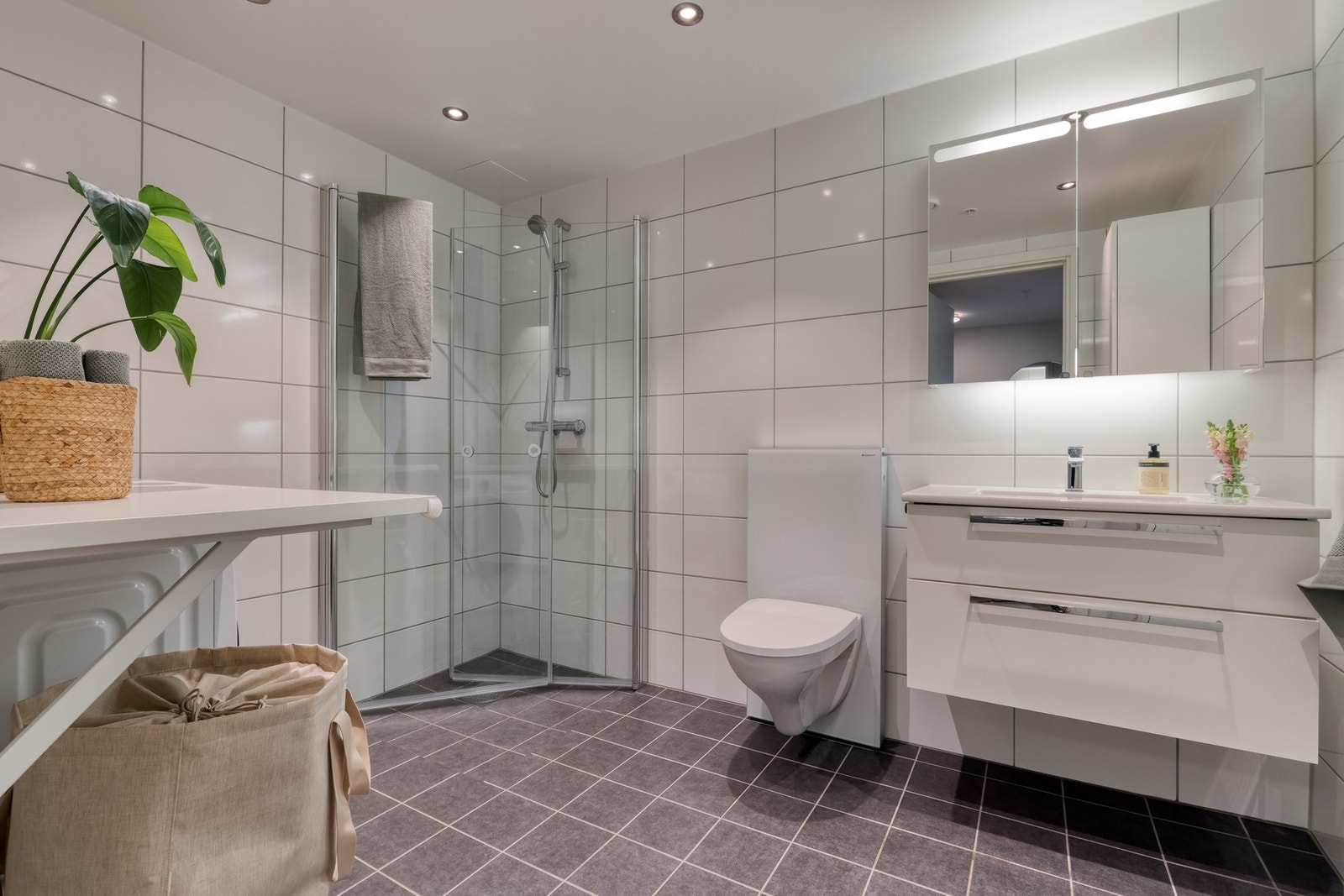 Flislagt baderom med varme i gulv og downlights i himling. Galleribilde