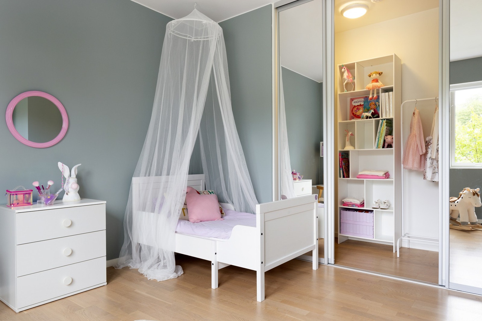 Praktisk innvendig bod via skyvedører. Galleribilde