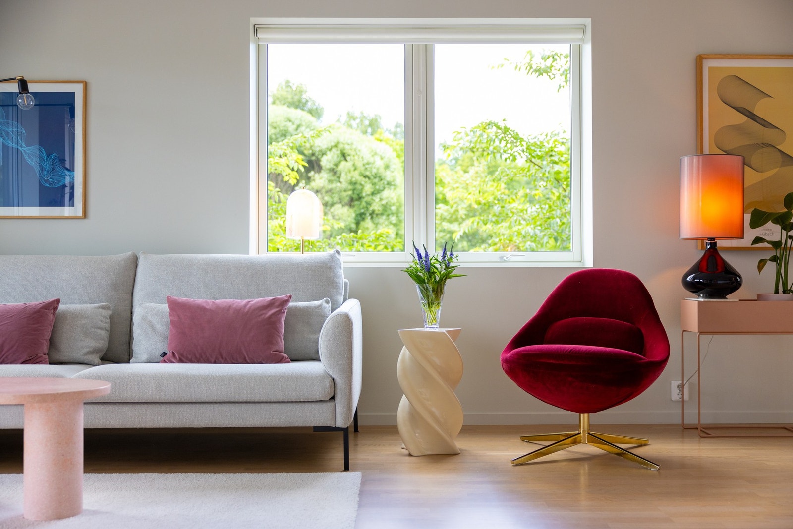 Rommet har parkett på gulv og lysmalte overflater. Galleribilde