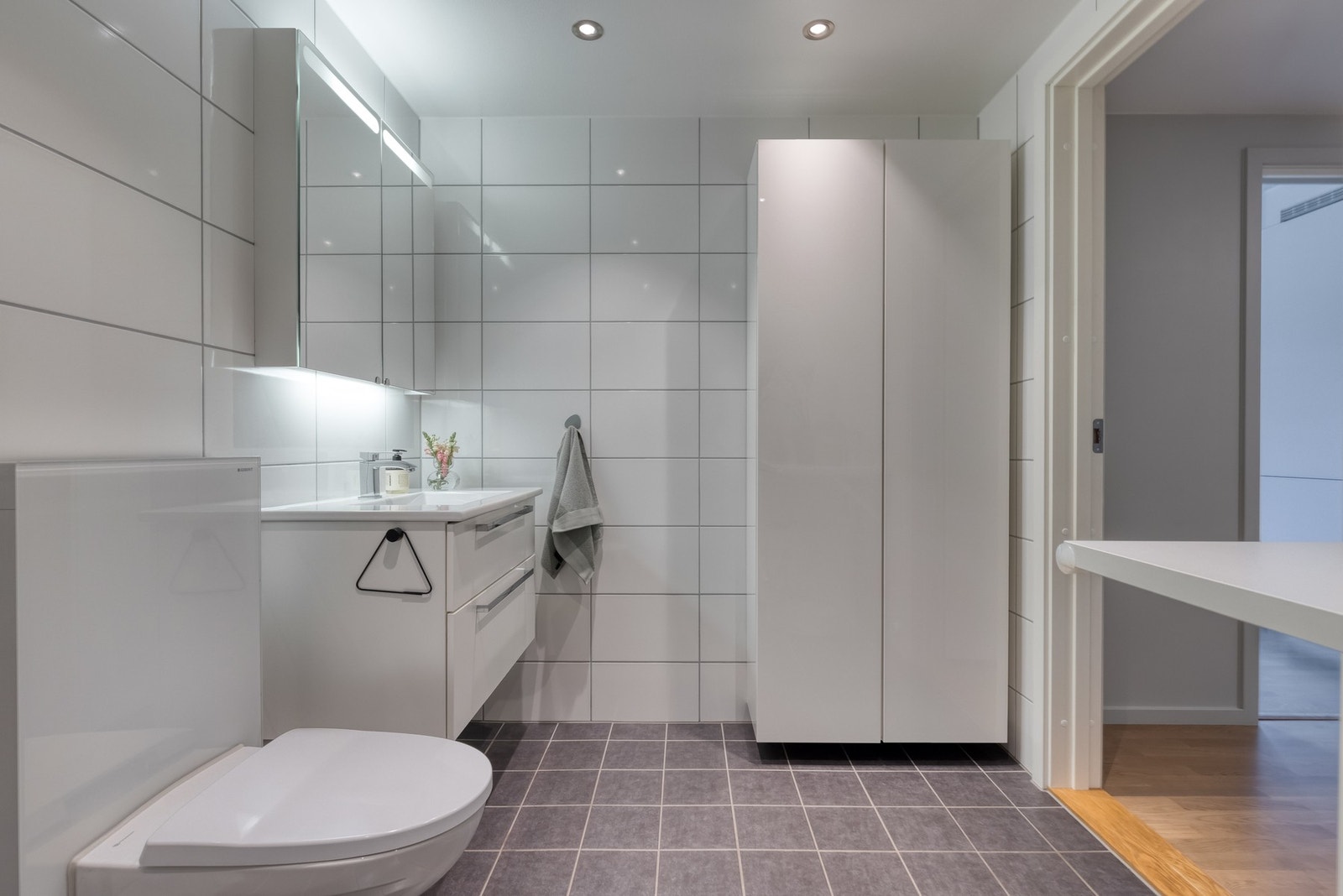 Innredningen består av servant på underskuffer, speilskap og vegghengt toalett. Galleribilde