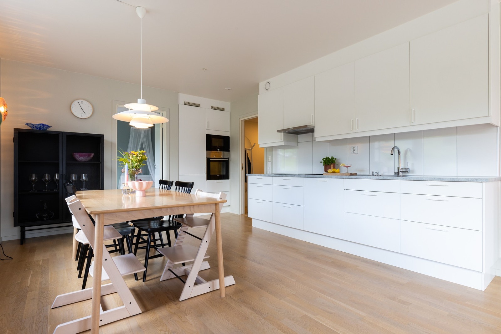 Boligens kjøkken er i en åpen løsning mot stuen, og det oppleves som et sosialt allrom. Galleribilde