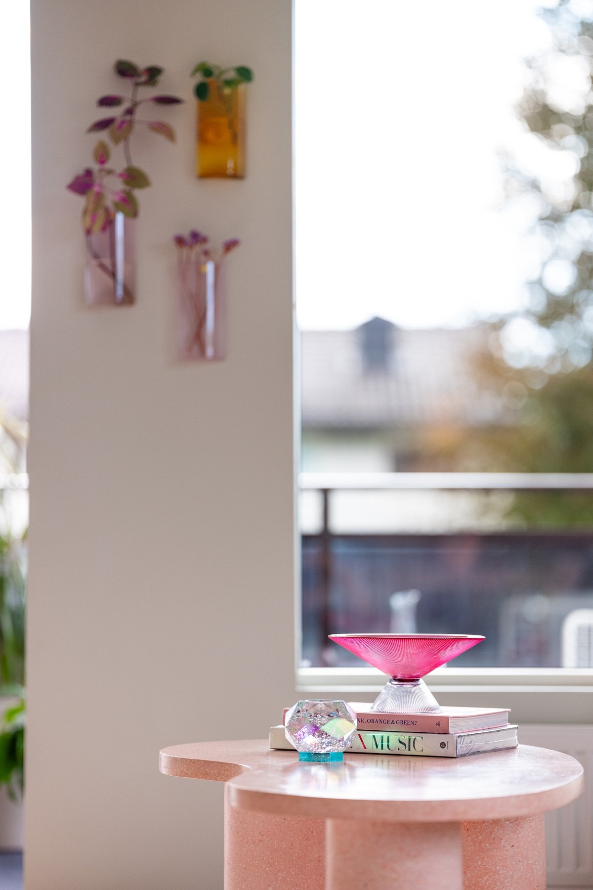 Stuen har god plass til sofagruppe med tilhørende møblement. Galleribilde