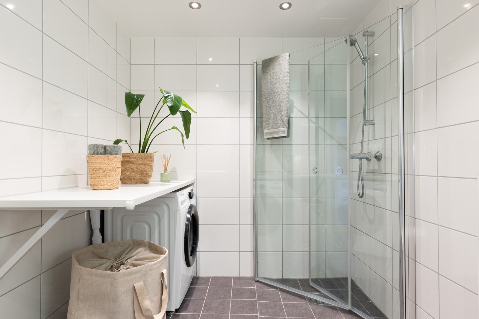 Praktisk vaskenisje med opplegg for vaskemaskin. Galleribilde