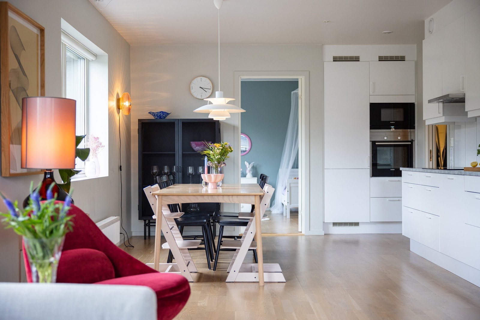 Integrerte hvitevarer som komfyr, induksjonstopp, mikrobølgeovn, oppvaskmaskin og kjøleskap medfølger ved salg. Galleribilde