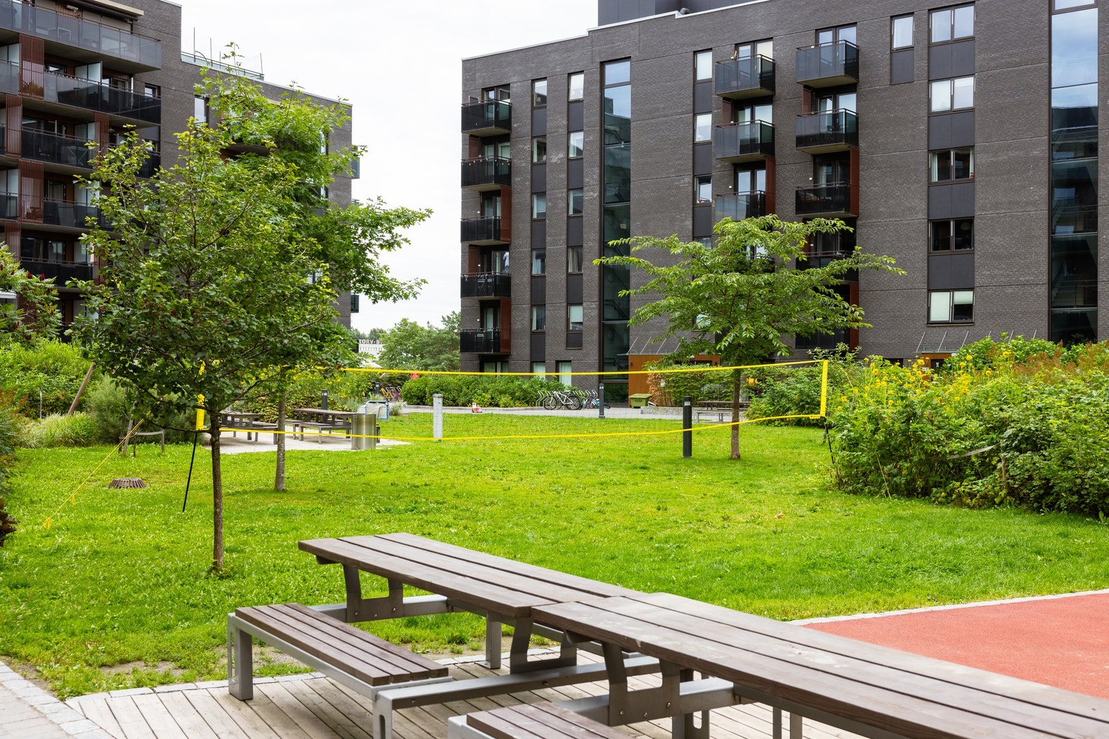 Fine uteområder med beplantning og lekeplass. Galleribilde