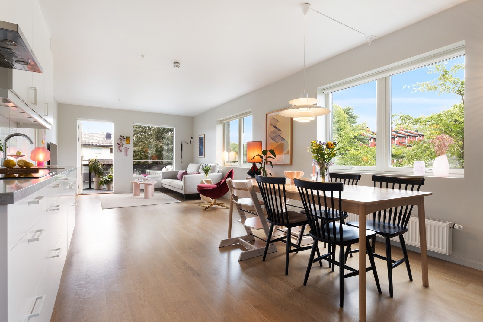 Oppholdsrommet har en fin planløsning med naturlig soneinndeling. Galleribilde