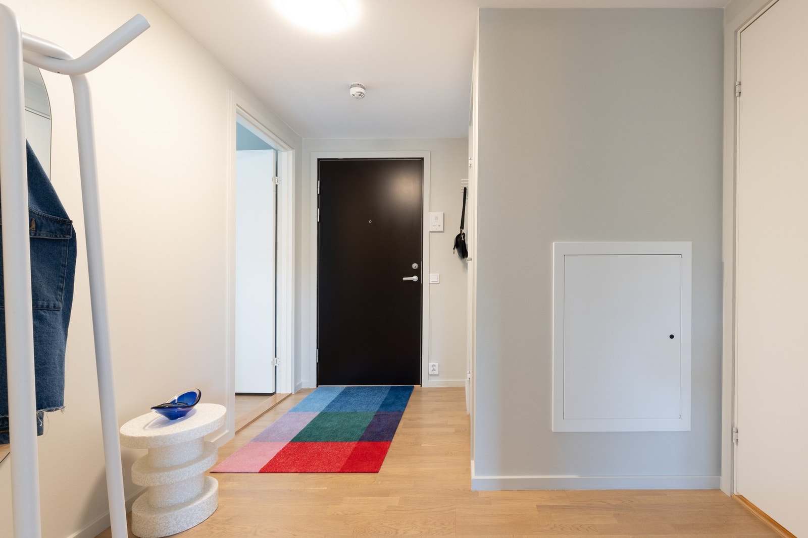 Entréen har plass til knaggrekke, kommode, speil og lignende. Galleribilde