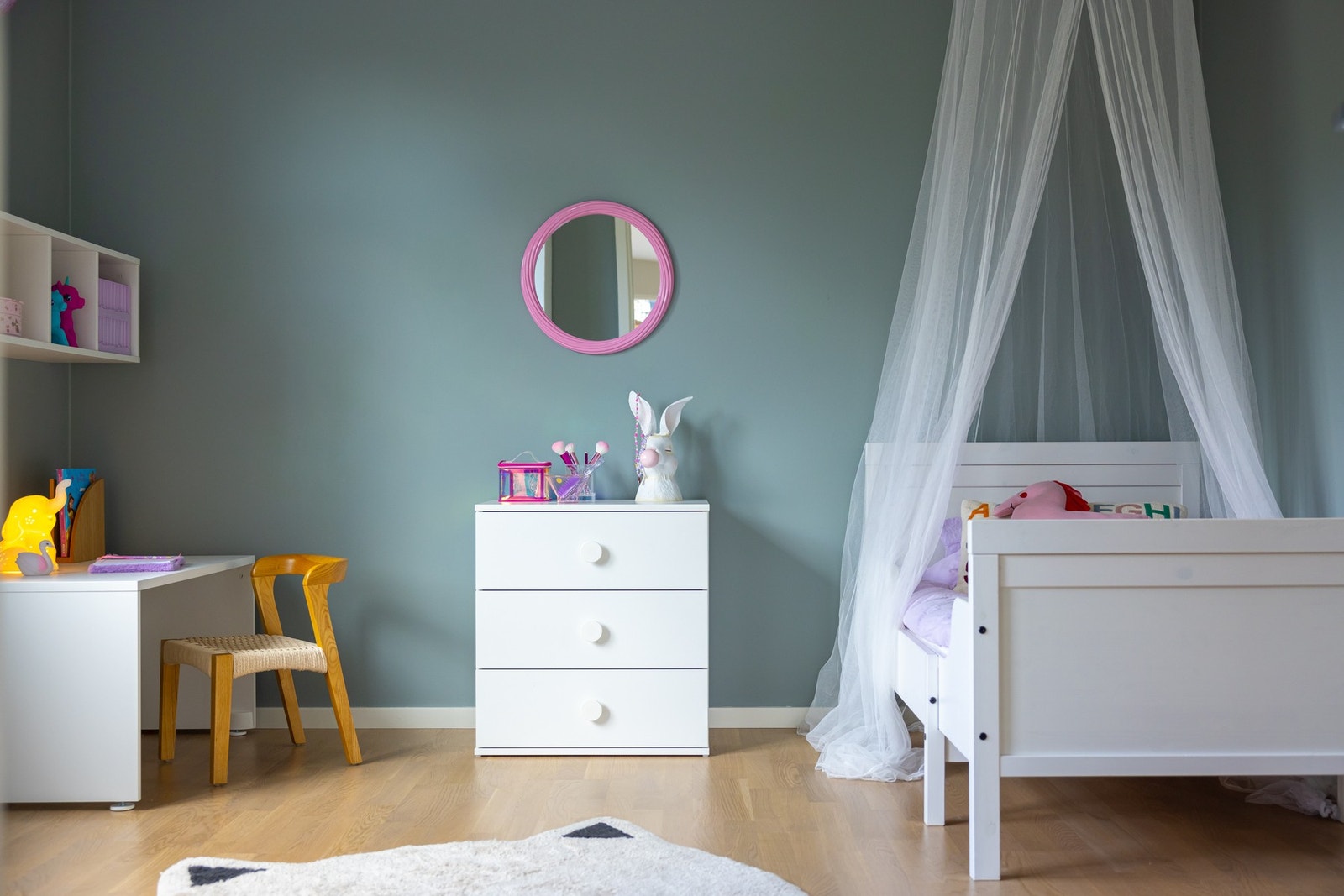 Soverommet er av god størrelse med plass til seng, nattbord og oppbevaringsmøblement. Galleribilde