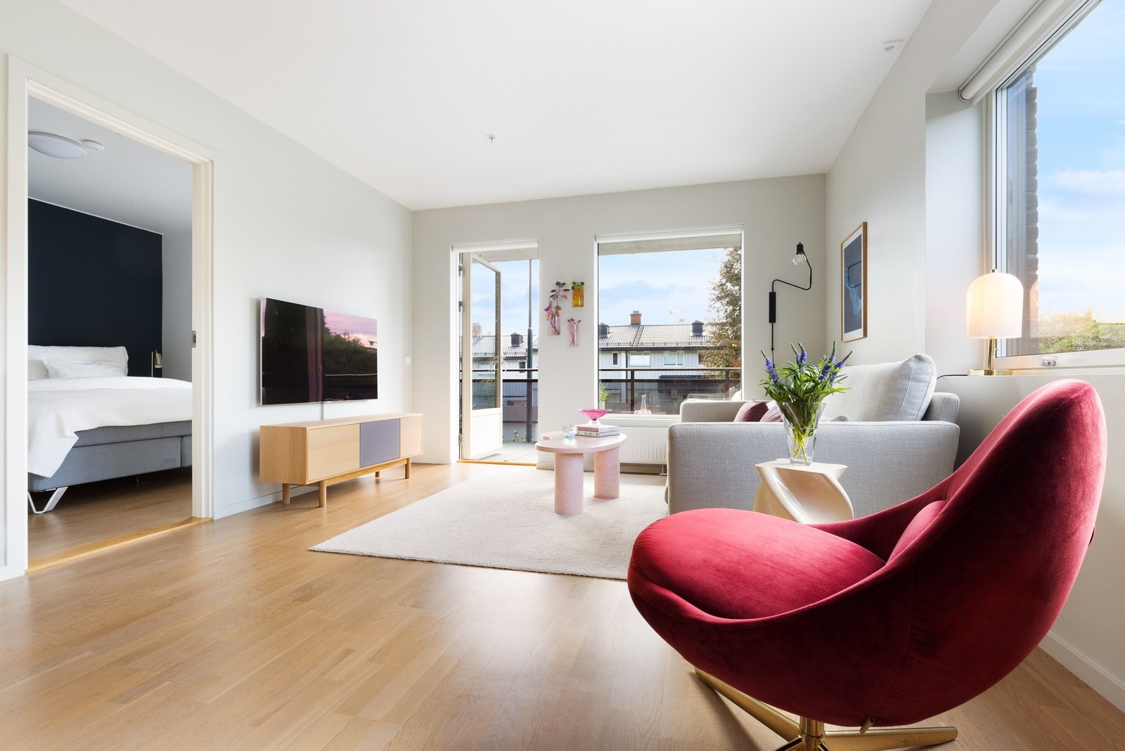 Dette er en lys og gjennomgående 4-roms endeleilighet i byggets 2. etasje. Galleribilde