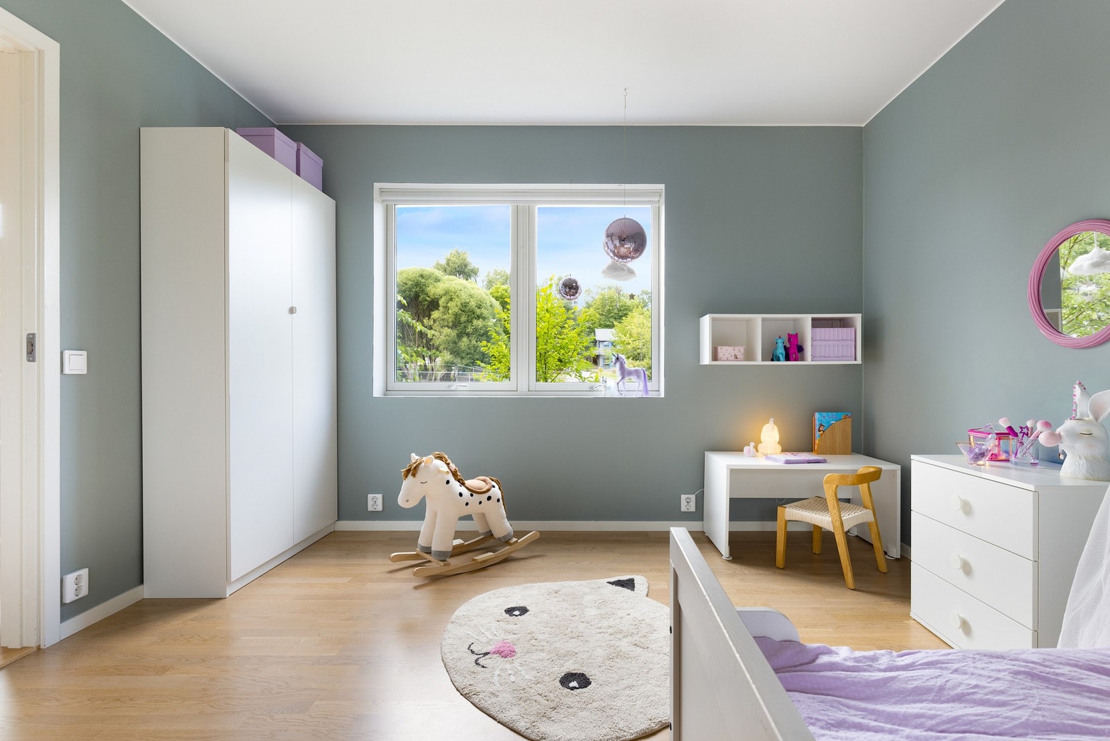 Rommet er malt i moderne fargevalg. Galleribilde