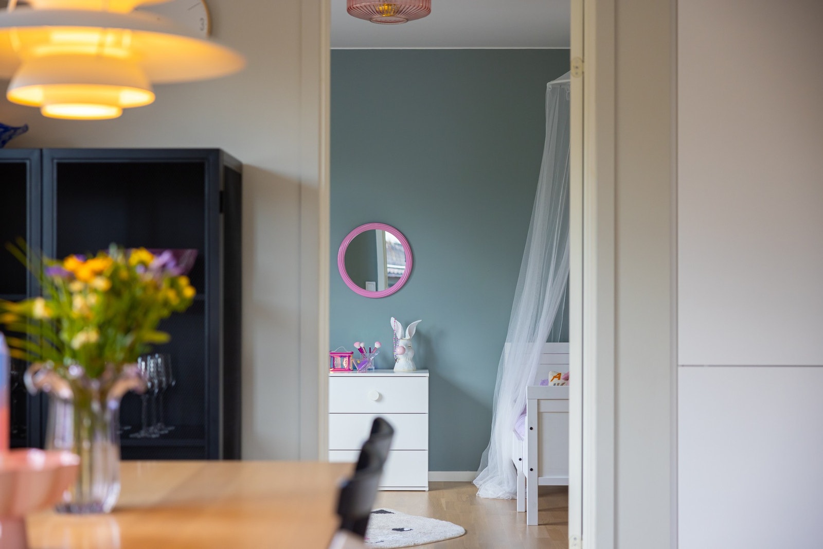 De to andre soverommene ligger vegg-i-vegg og brukes i dag som barnerom. Galleribilde