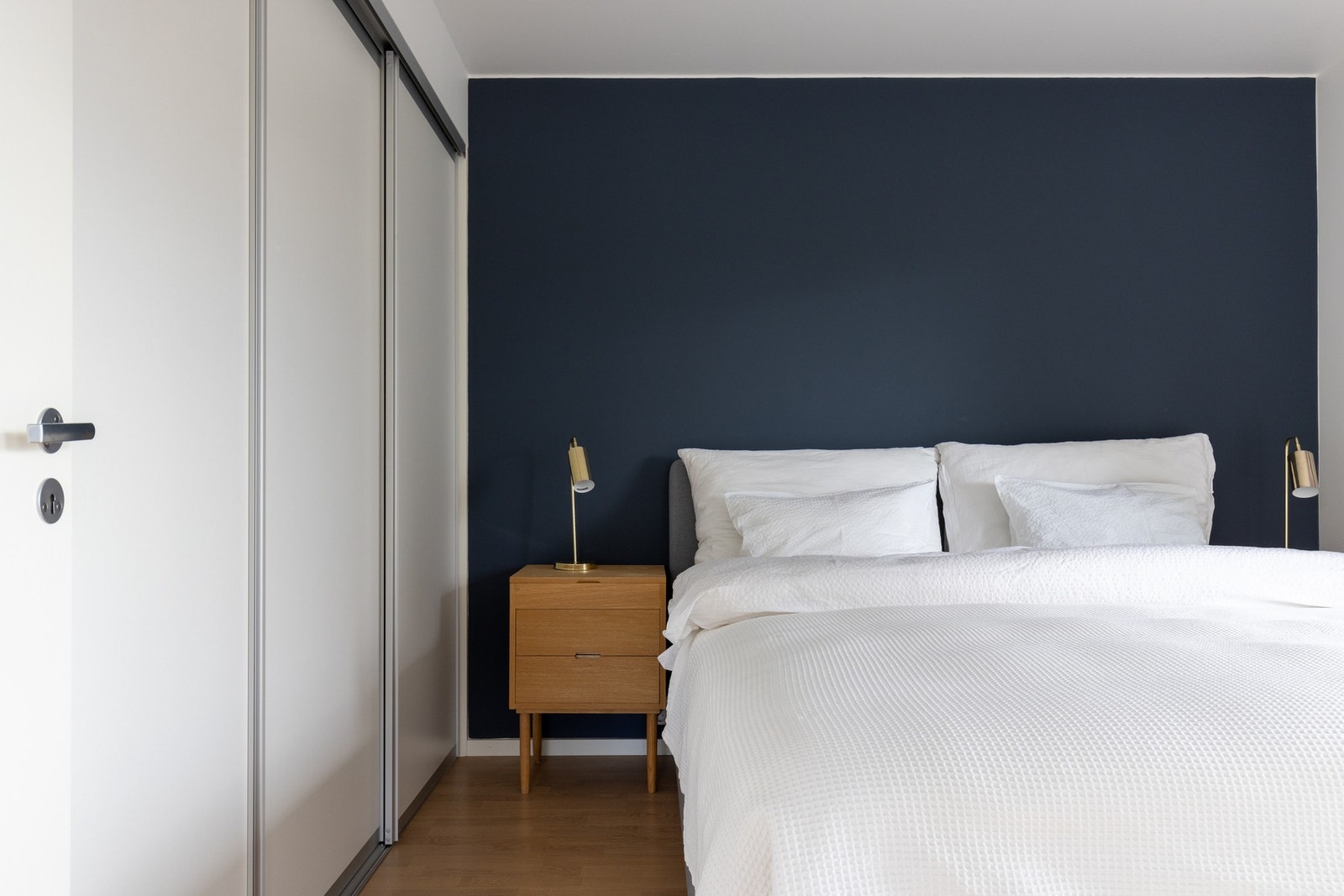 Stor skyvedørsgarderobe medfølger. Galleribilde