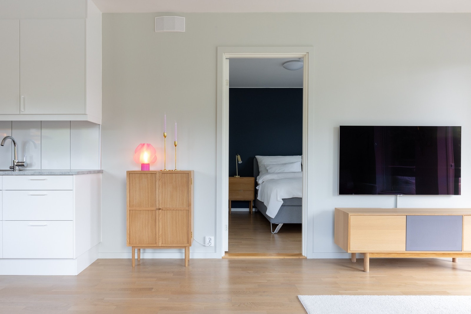 Boligen har i alt tre soverom hvorav ett ligger innenfor stuen. Galleribilde