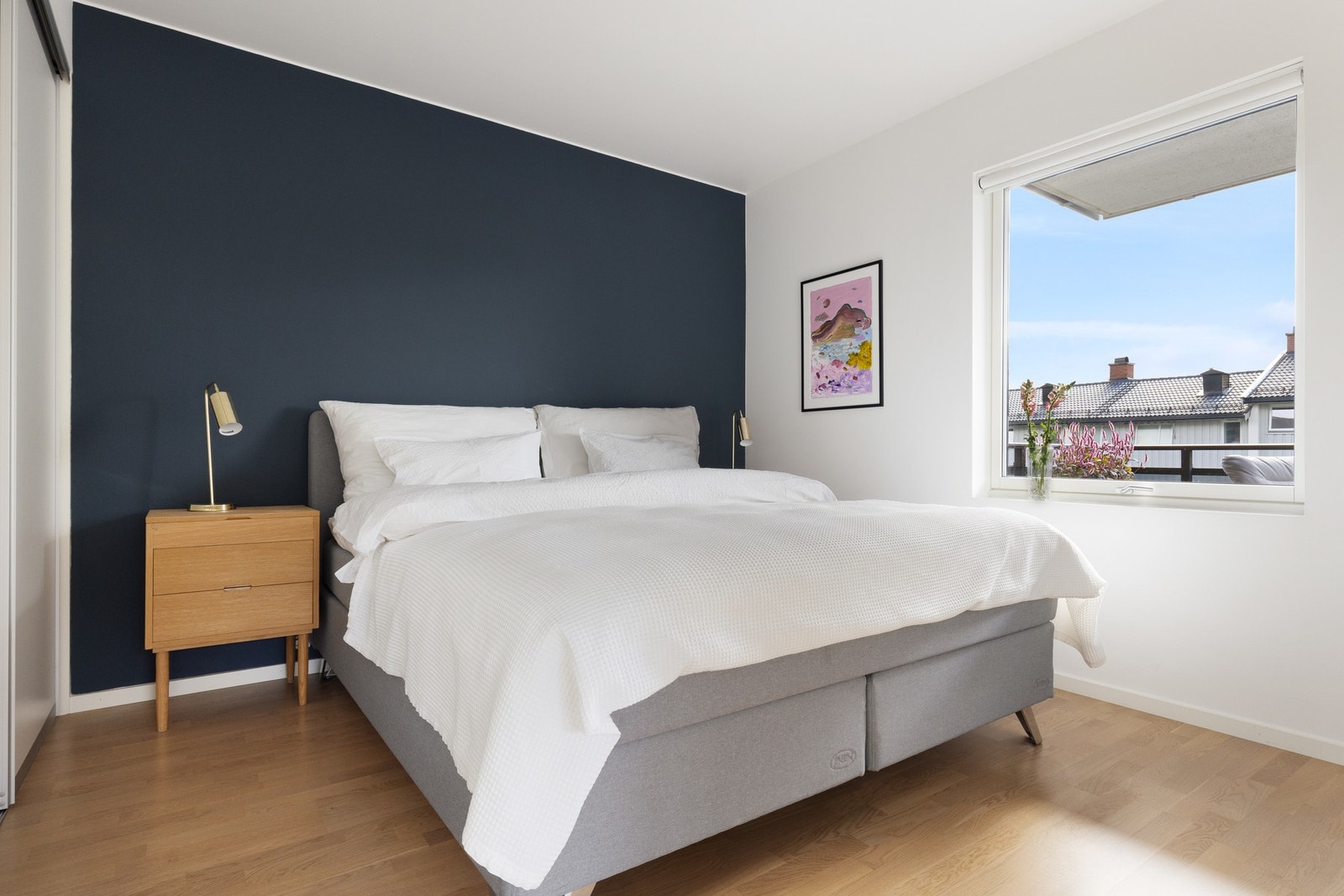 Her er det god plass til seng og nattbord. Galleribilde