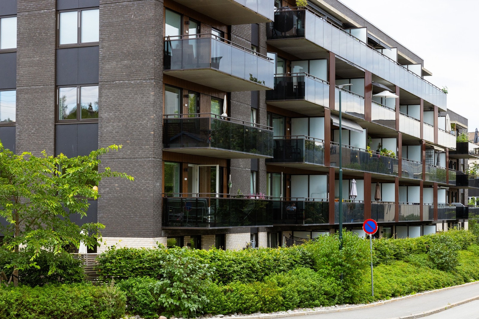 Løkkehagen er et svært populært sameie å bo i. Her bor du rolig og skjermet til i overgangen mellom by og småhusbebyggelsen på Refstad. Galleribilde