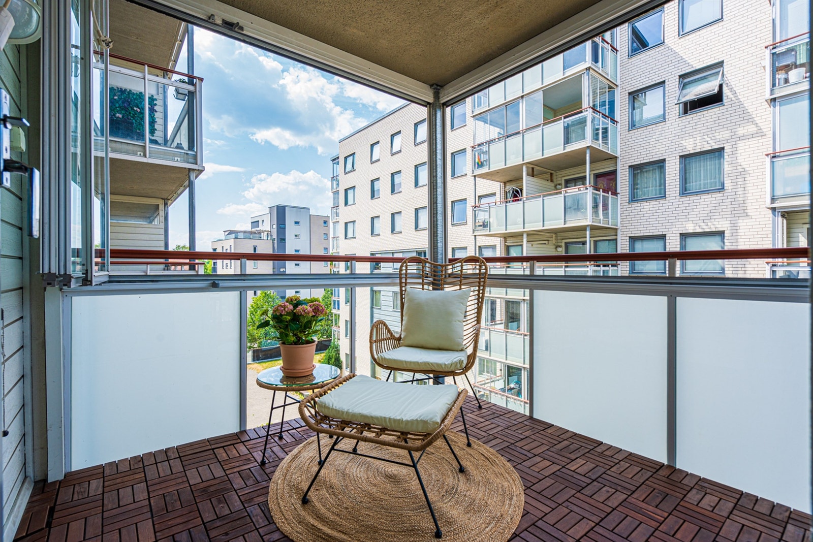 Leiligheten har en hyggelig, innglasset balkong på ca. 11 kvm. Galleribilde