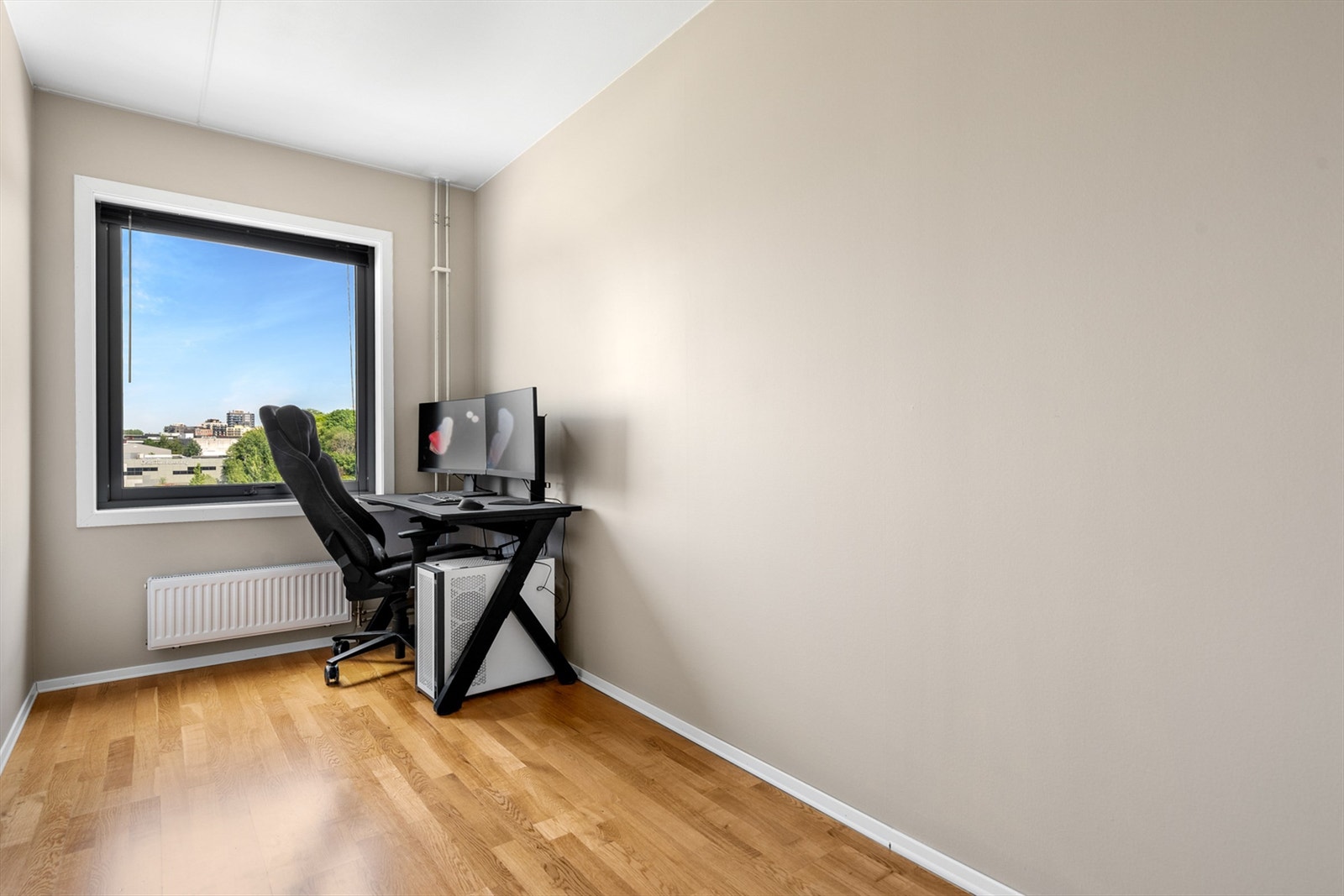 Soverom II er også av god størrelse med plass for seng, tilhørende nattbord og garderobeskap. Galleribilde