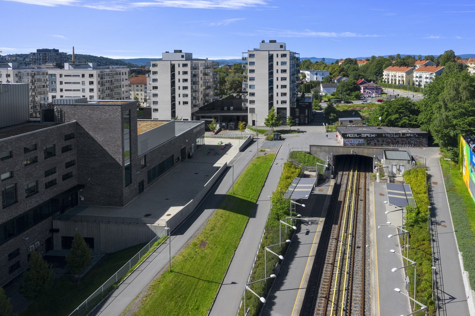 Meget god offentlig kommunikasjon med kort vei til tre T-bane stasjoner (Hasle, Helsfyr og Ensjø), samt Gladengveien busstopp kun to minutters gange fra boligen, hvor 21-bussen og Flybussen stopper. Galleribilde