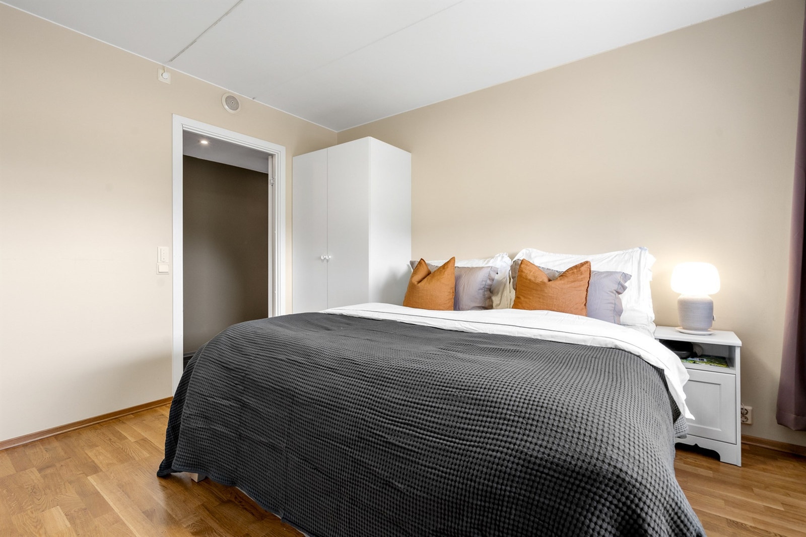 Rommet har god plass til dobbeltseng og tilhørende nattbord. Galleribilde