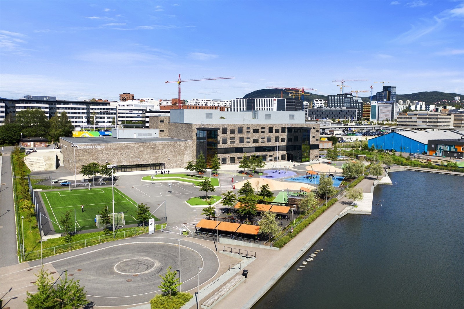 Teglverkstomta ved Hasle Torg er det oppført skole med flerbrukshall. Grøntområdene og vannanlegget ligger som nærmeste nabo til borettslaget. Galleribilde