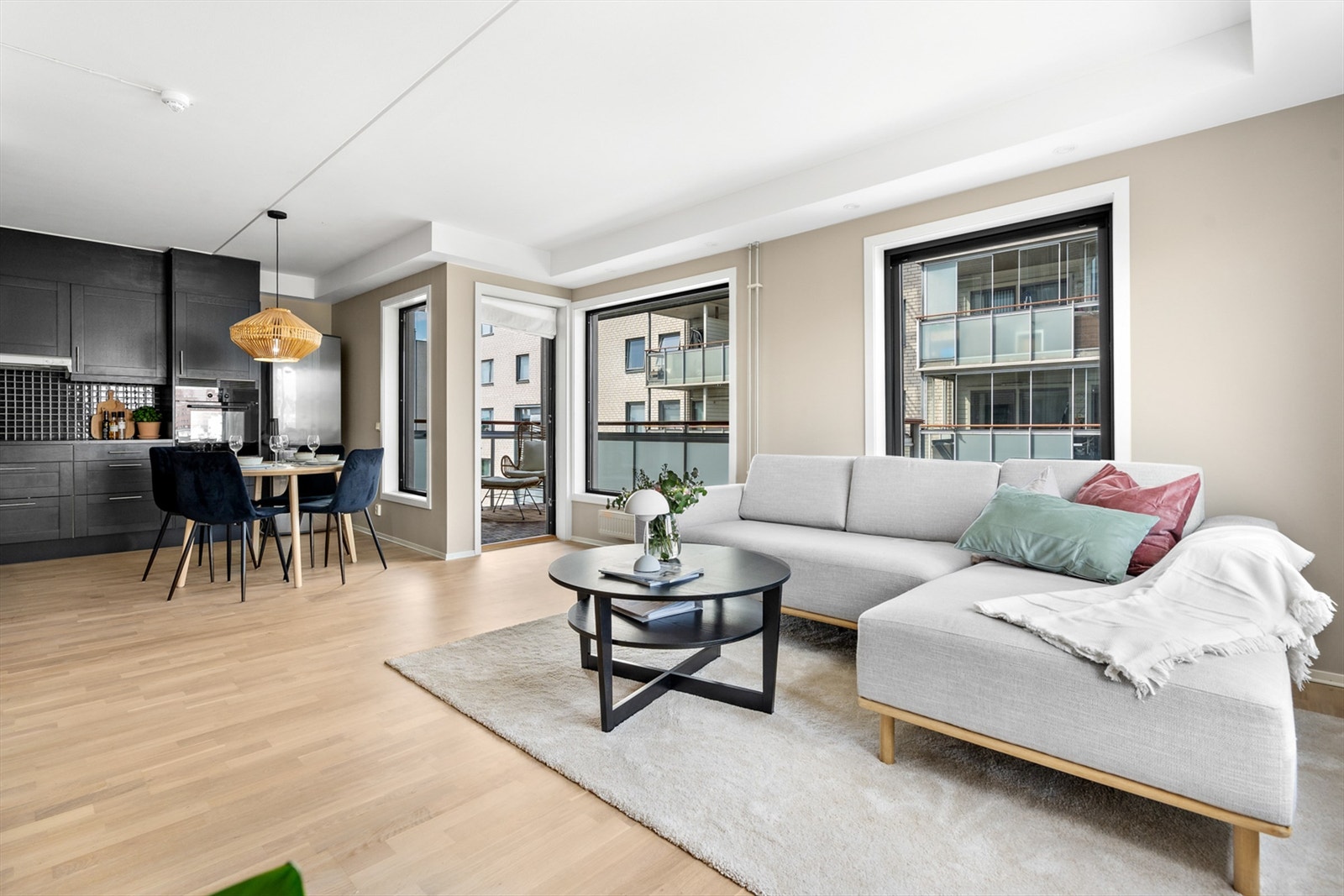 Det det god plass for sofa, tilhørende salongbord, tv-seksjon og stort spisebord i tilknytning til kjøkkenet. Galleribilde