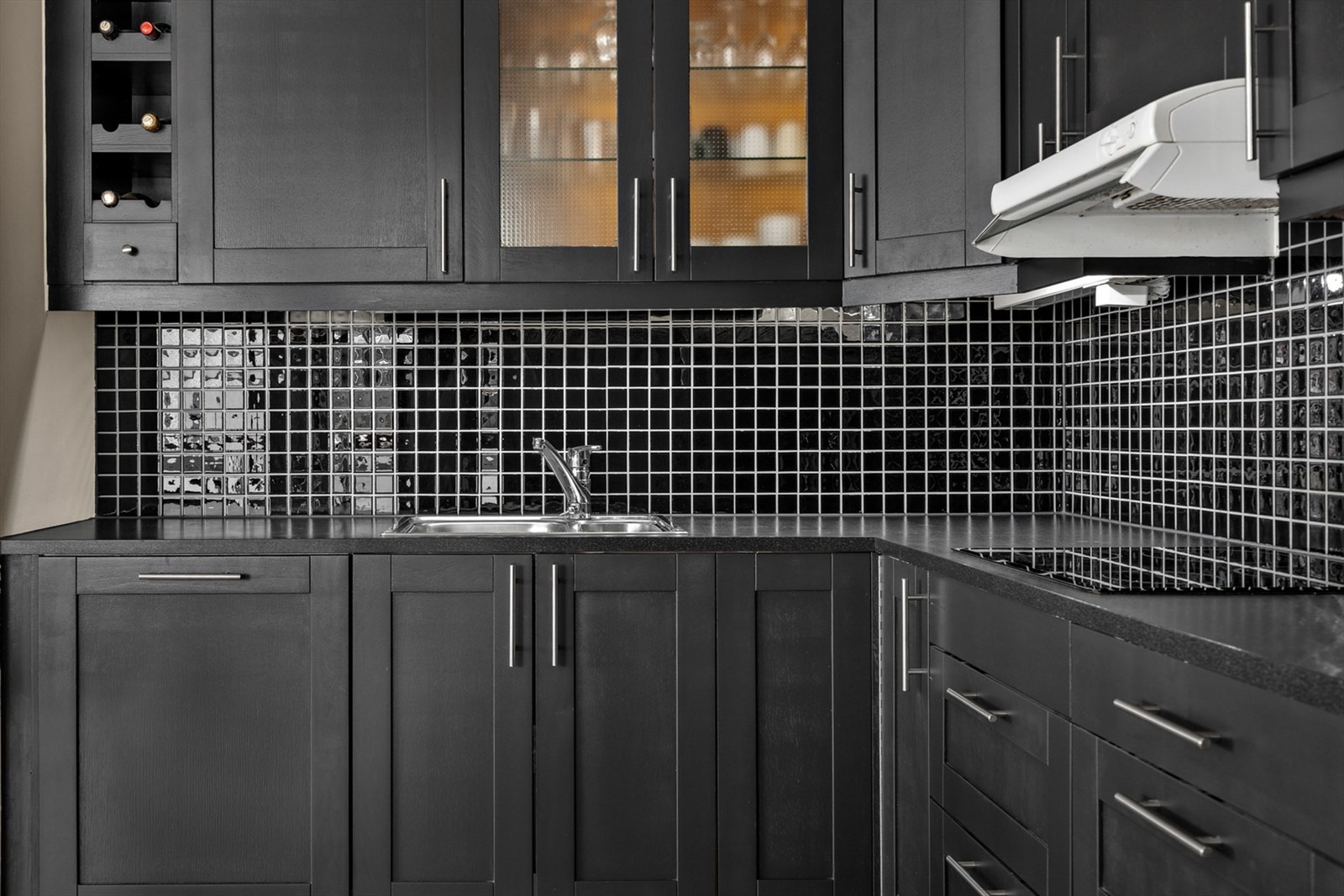 Hvitevarene består av frittstående kjøleskap med frysedel, integrert platetopp, stekeovn og oppvaskmaskin. Galleribilde