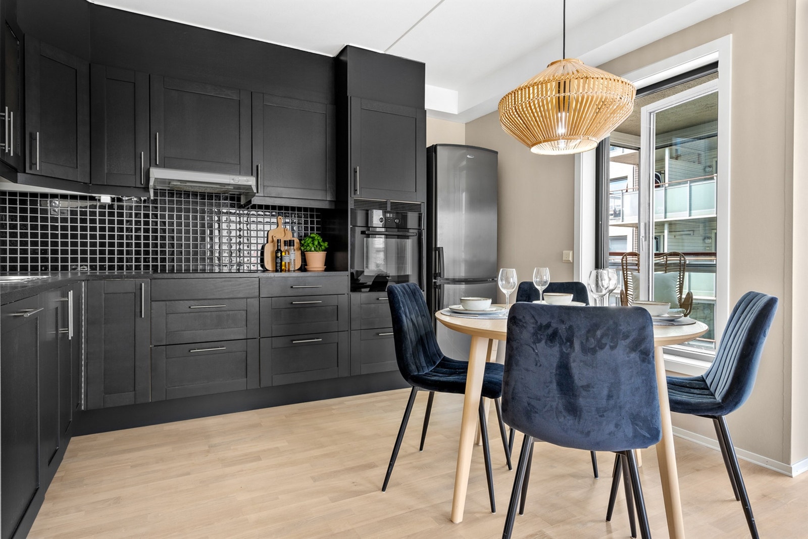 Tidløst og pent kjøkken fra Sigdal i åpen og sosial løsning med stuen. Det er godt med skap- og benkeplass. Galleribilde