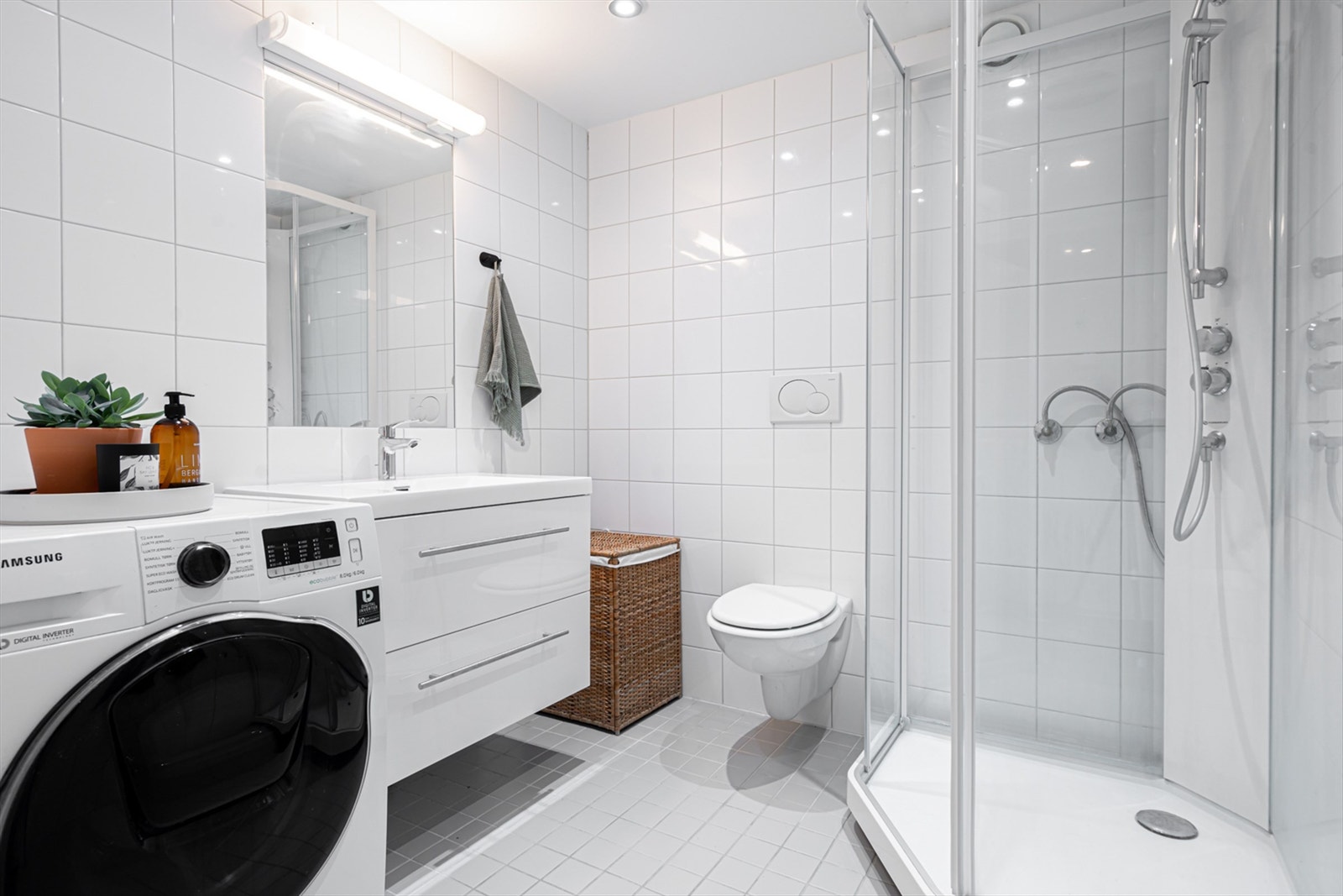 Lyst og delikat baderom med flislagte overflater og varme i gulv. Nedsenket himling med downlights. Galleribilde