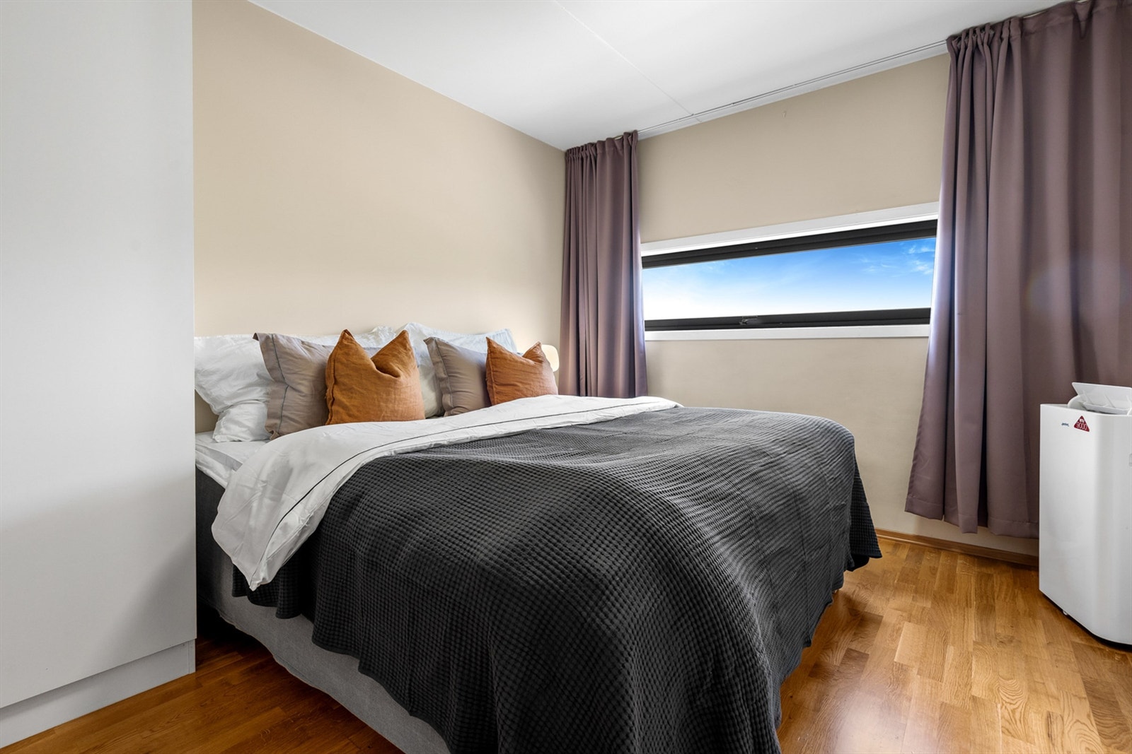 Hovedsoverommet er stort og lunt, malt i behagelig fargetoner som inviterer til en god natts søvn. Galleribilde