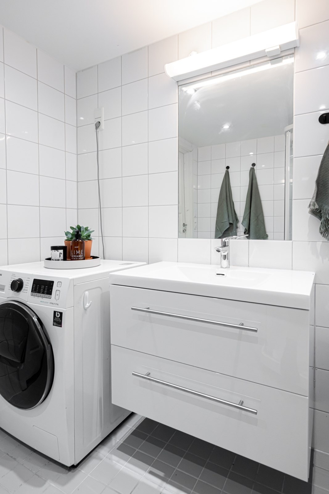 Innredningen består av vegghengt servantskap med ovenpåliggende servant, vegghengt speil med overbelysning og stikkontakt. Galleribilde