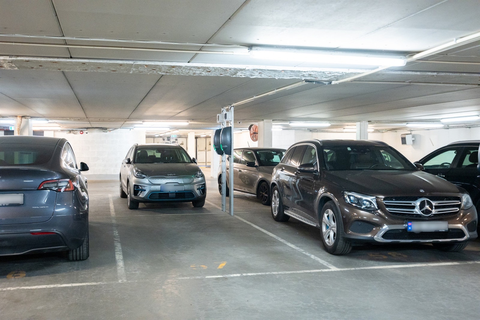 Boligen disponerer garasjeplass nr. 57 i Hasle Torg Garasjesameie. Fastmontert lader for EL-bil følger med. Galleribilde