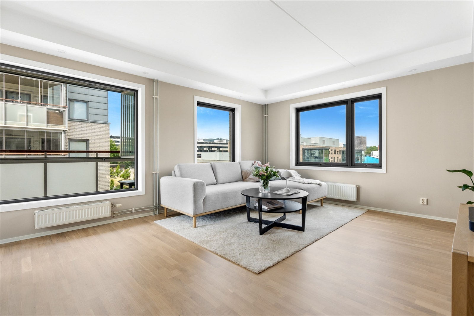 Lys og luftig 3-roms hjørneleilighet med populær beliggenhet på Hasle. Galleribilde