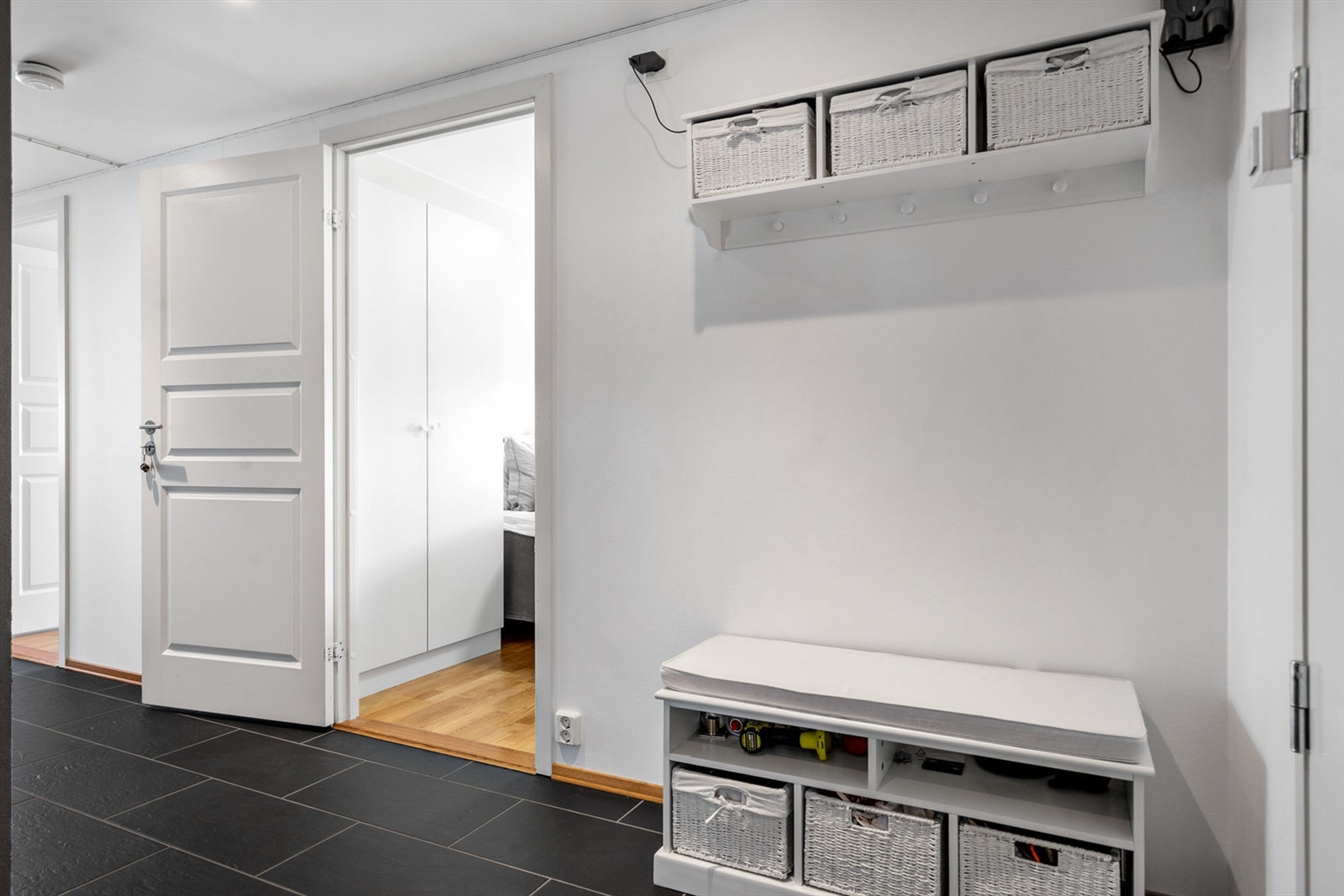 Innbydende og romslig entrè med plass til å henge fra seg yttertøyet. Galleribilde