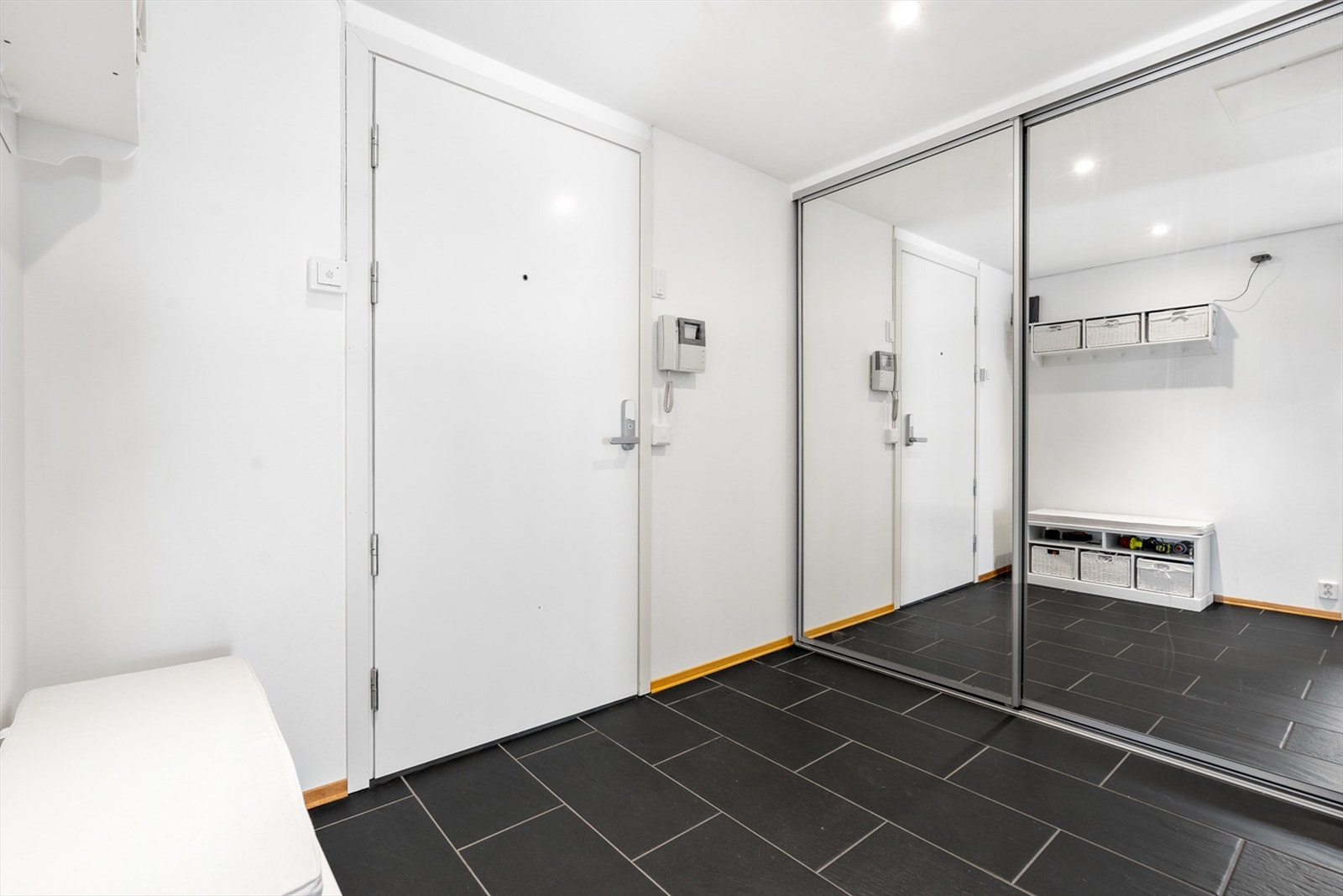 God oppbevaring i praktisk og romslig skyvedørsgarderobe. Velkommen inn! Galleribilde