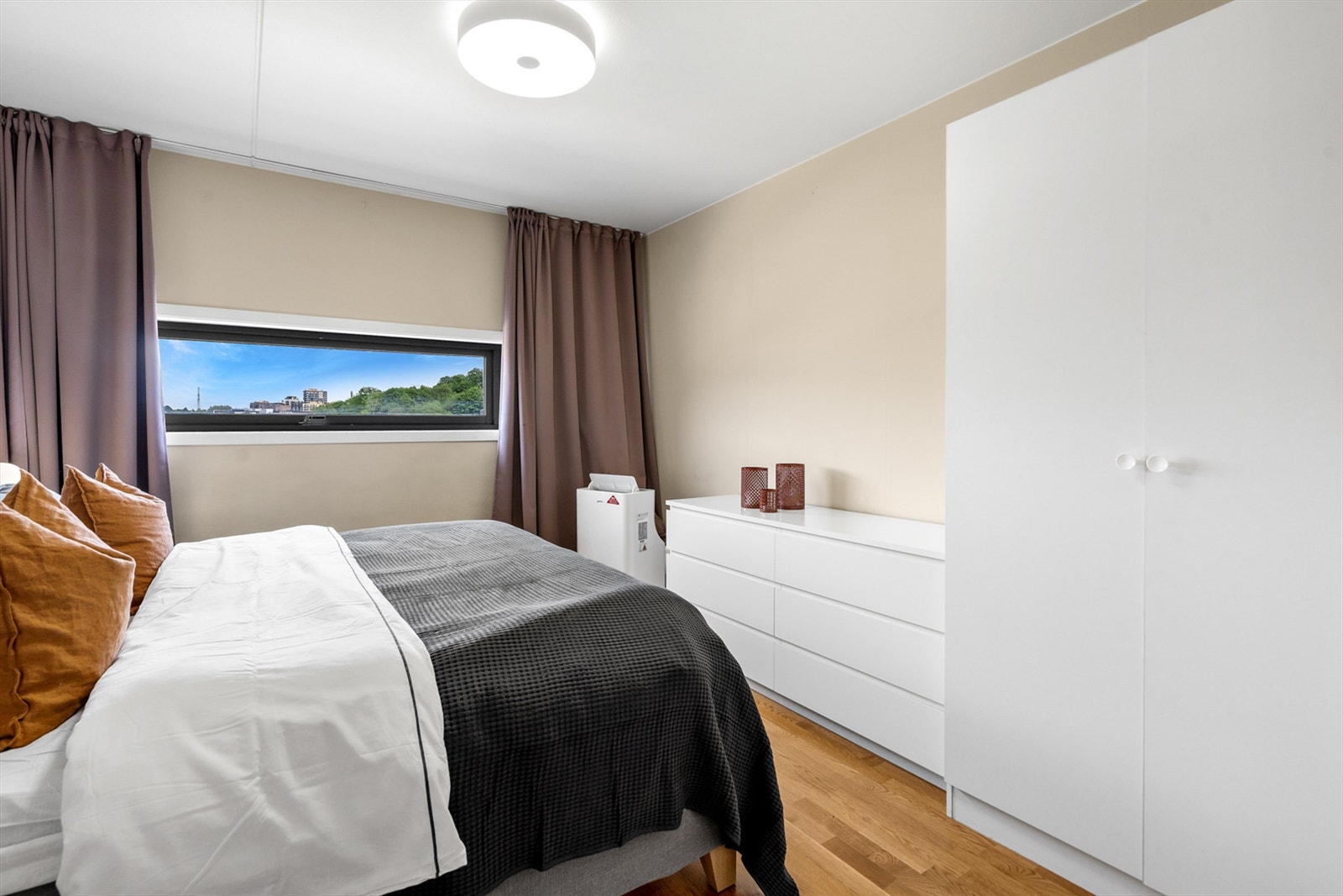 Oppbevaring i medfølgende garderobeskap. Galleribilde