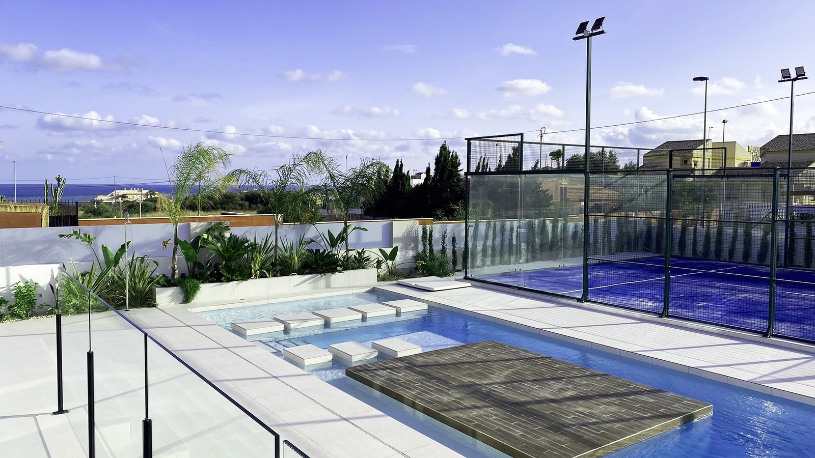 Basseng og padelbane Galleribilde