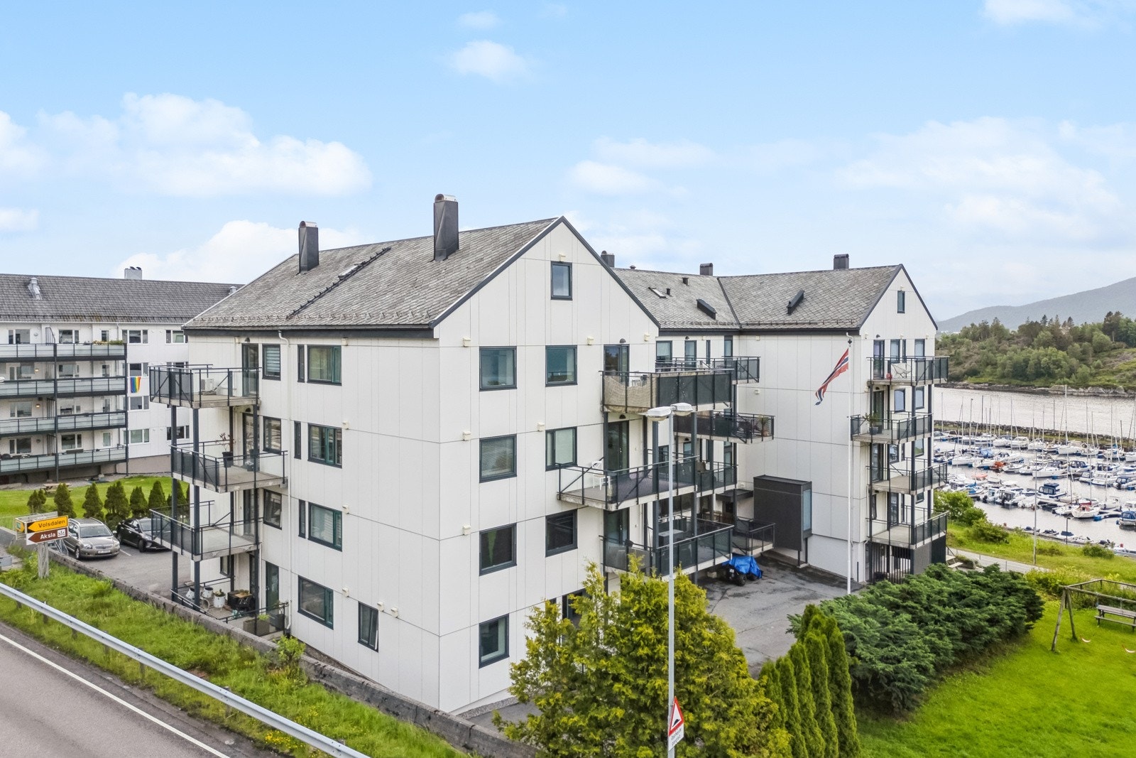 Pent opparbeidet fellesområde på borettslagets tomt Galleribilde