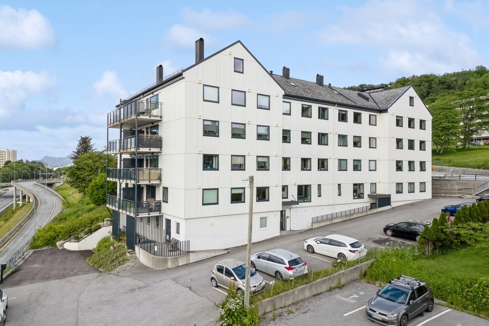 Det er 15 parkeringsplasser tilhørende borettslaget Galleribilde