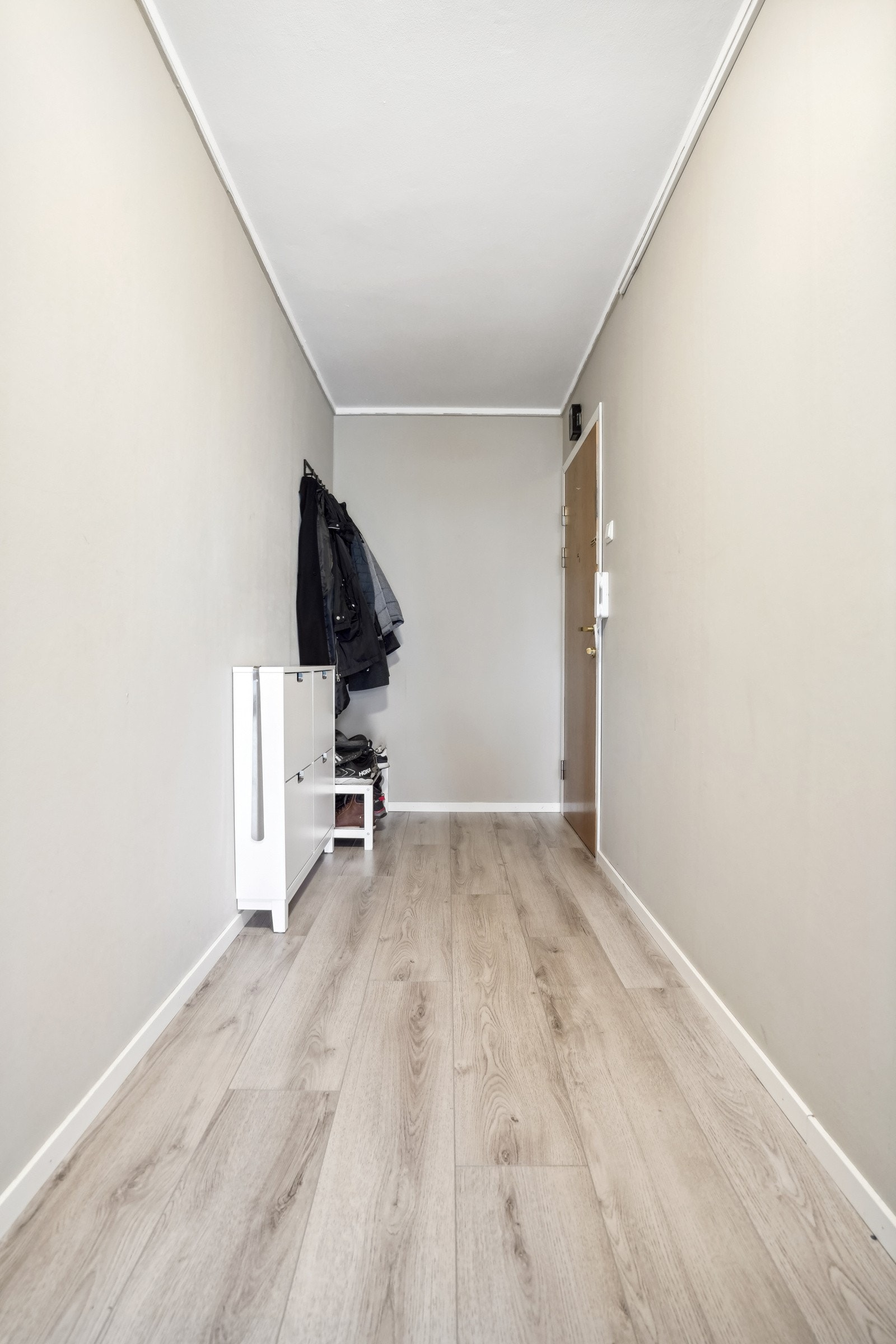 Lys og romslig entrè med god plass til garderobeskap Galleribilde